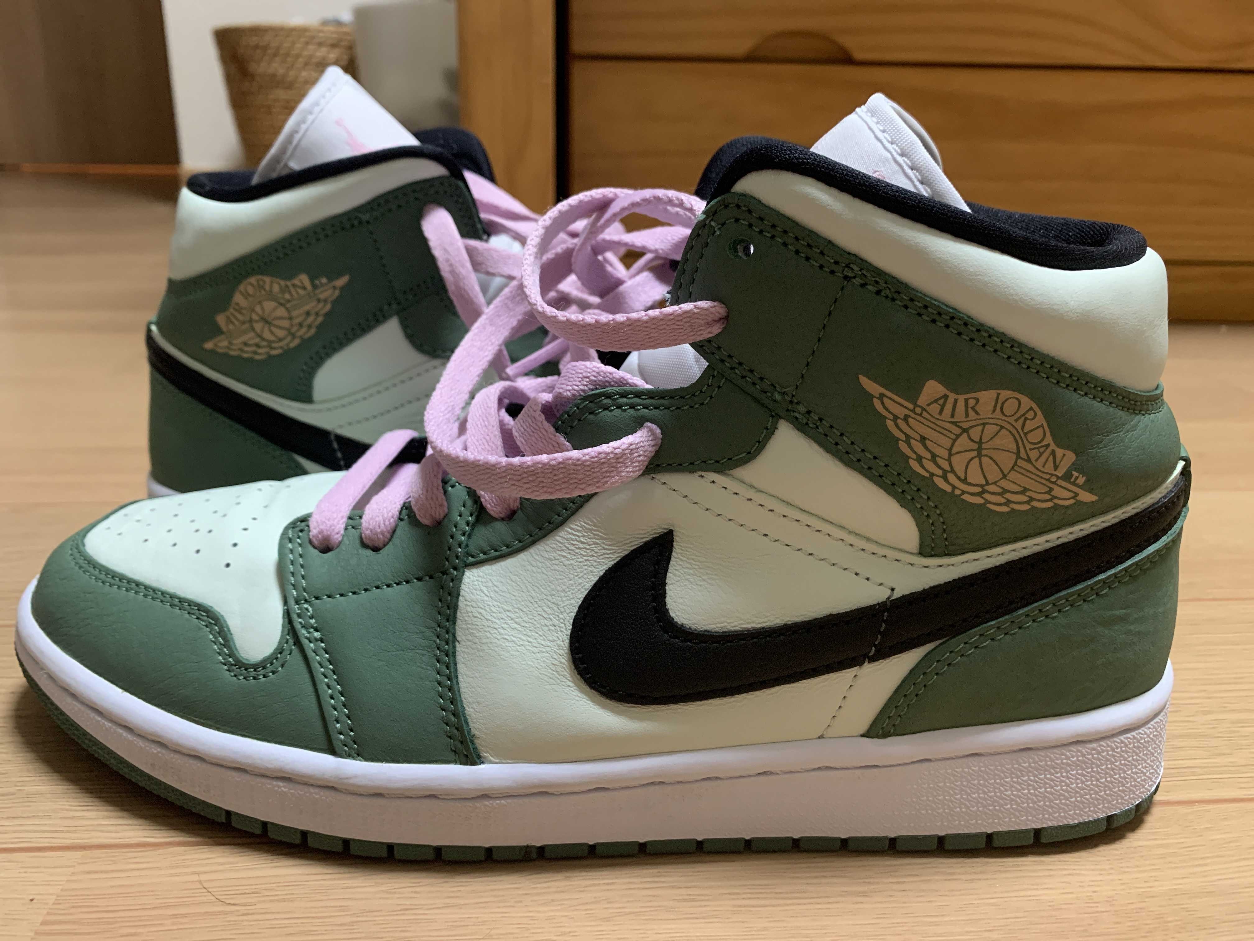 NIKE Women's AIR JORDAN 1 MID SE "DUTCH GREEN"