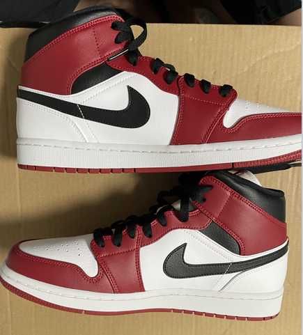 Nike Air Jordan 1 Mid "Chicago"