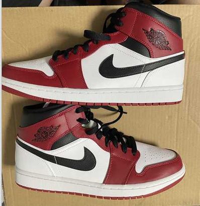 Nike Air Jordan 1 Mid "Chicago"