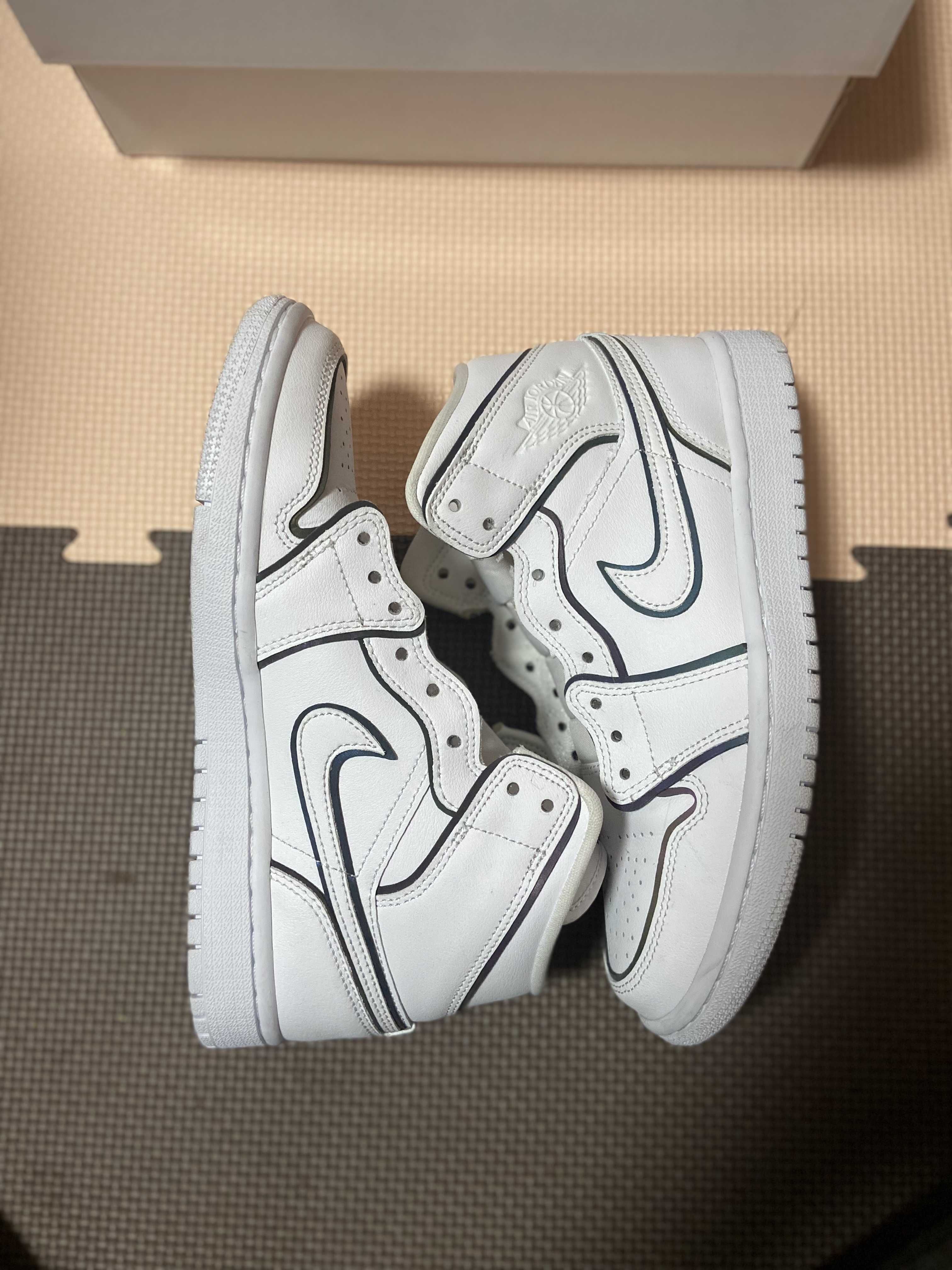 NIKE Women's AIR JORDAN 1 MID "WHITE/BLACK"