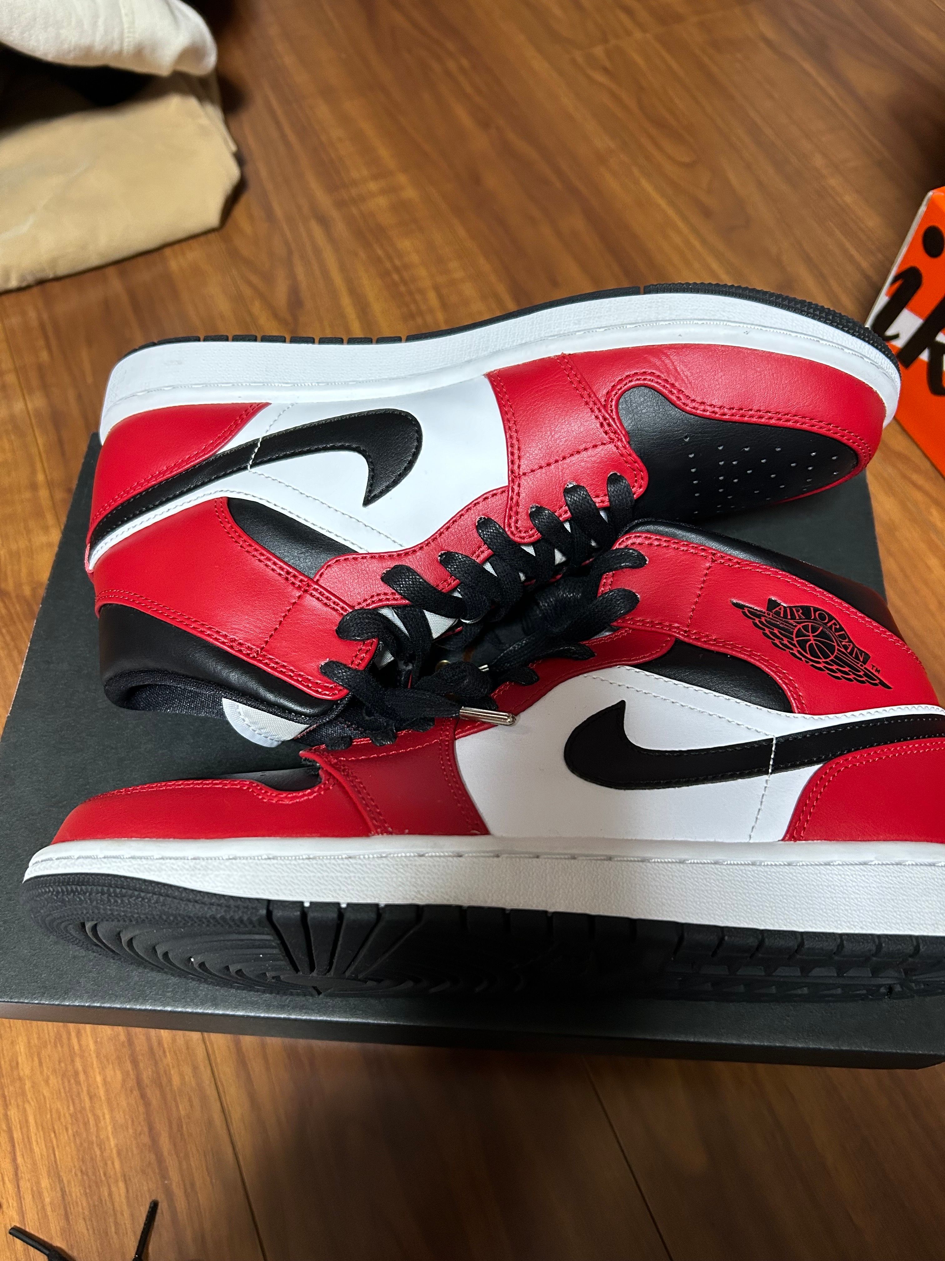 Nike Air Jordan 1 Mid "Chicago Black Toe"
