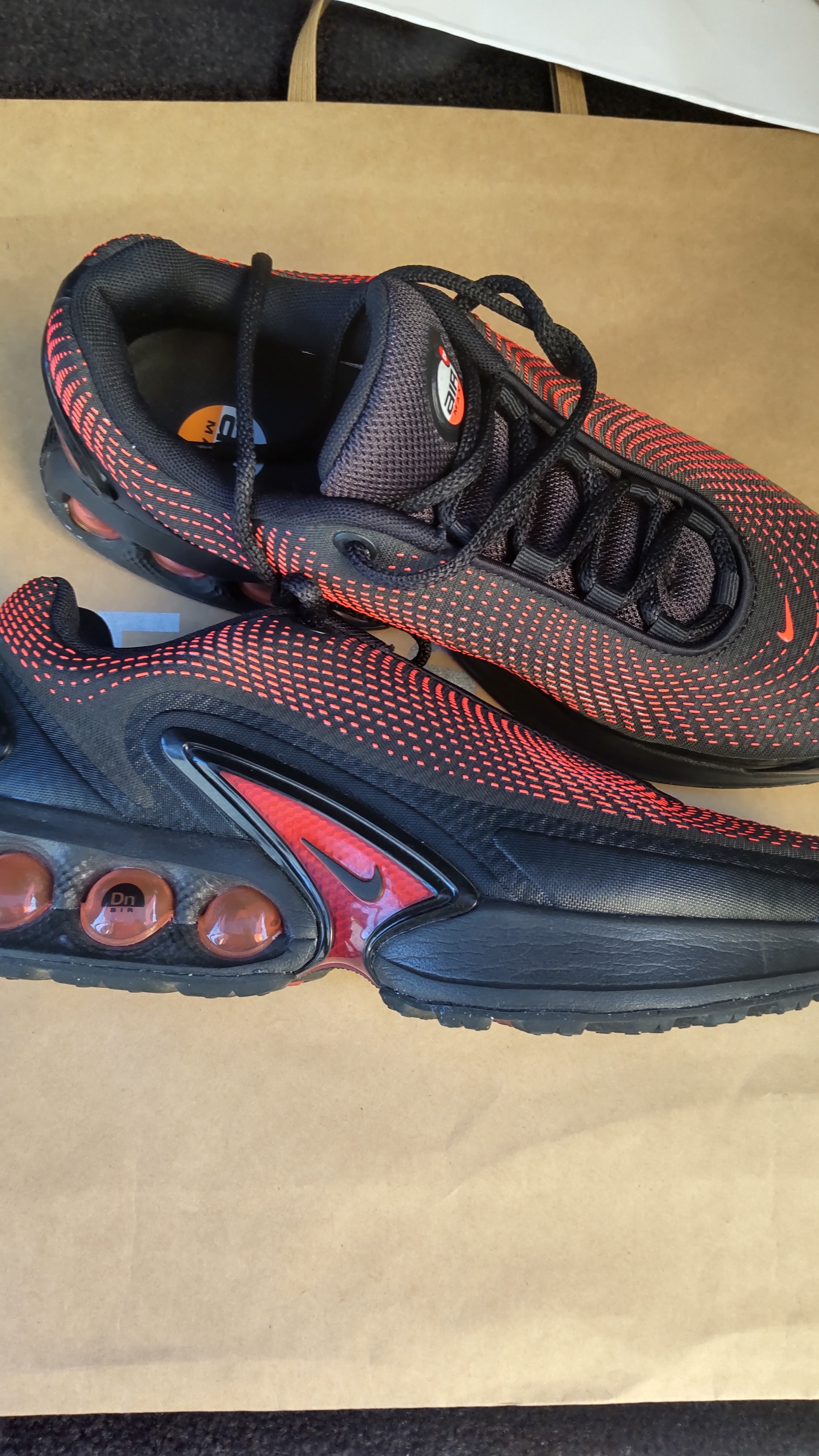 ナイキ エアマックス スコーピオン "ブラックアンドユニバーシティレッド"