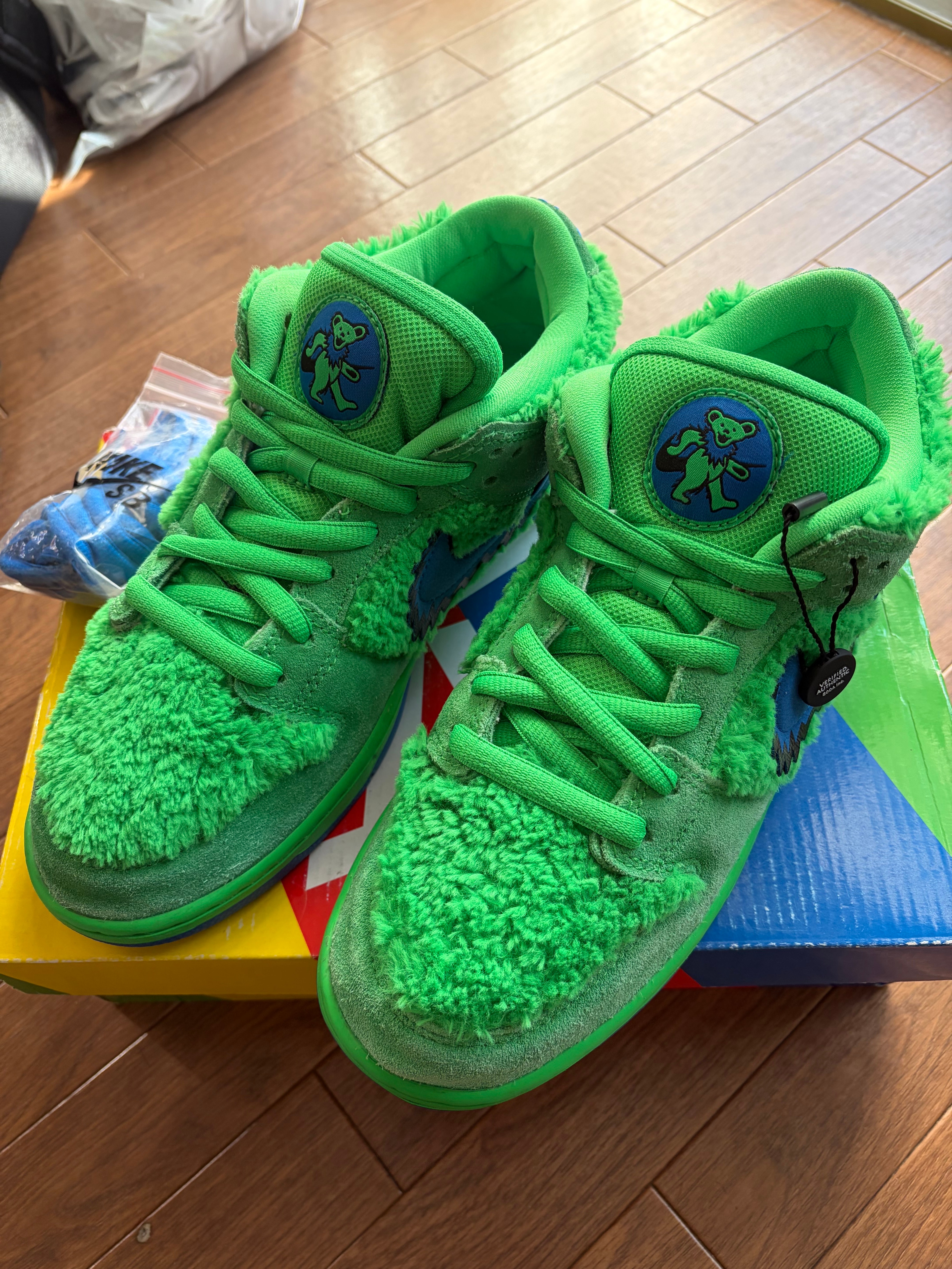 Grateful Dead × Nike SB Dunk Low "Green Bear"