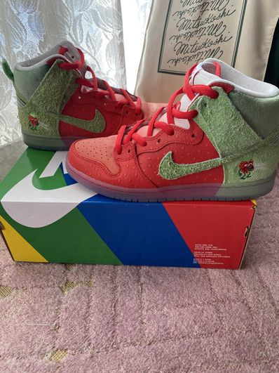Nike SB Dunk High "Strawberry Cough"
