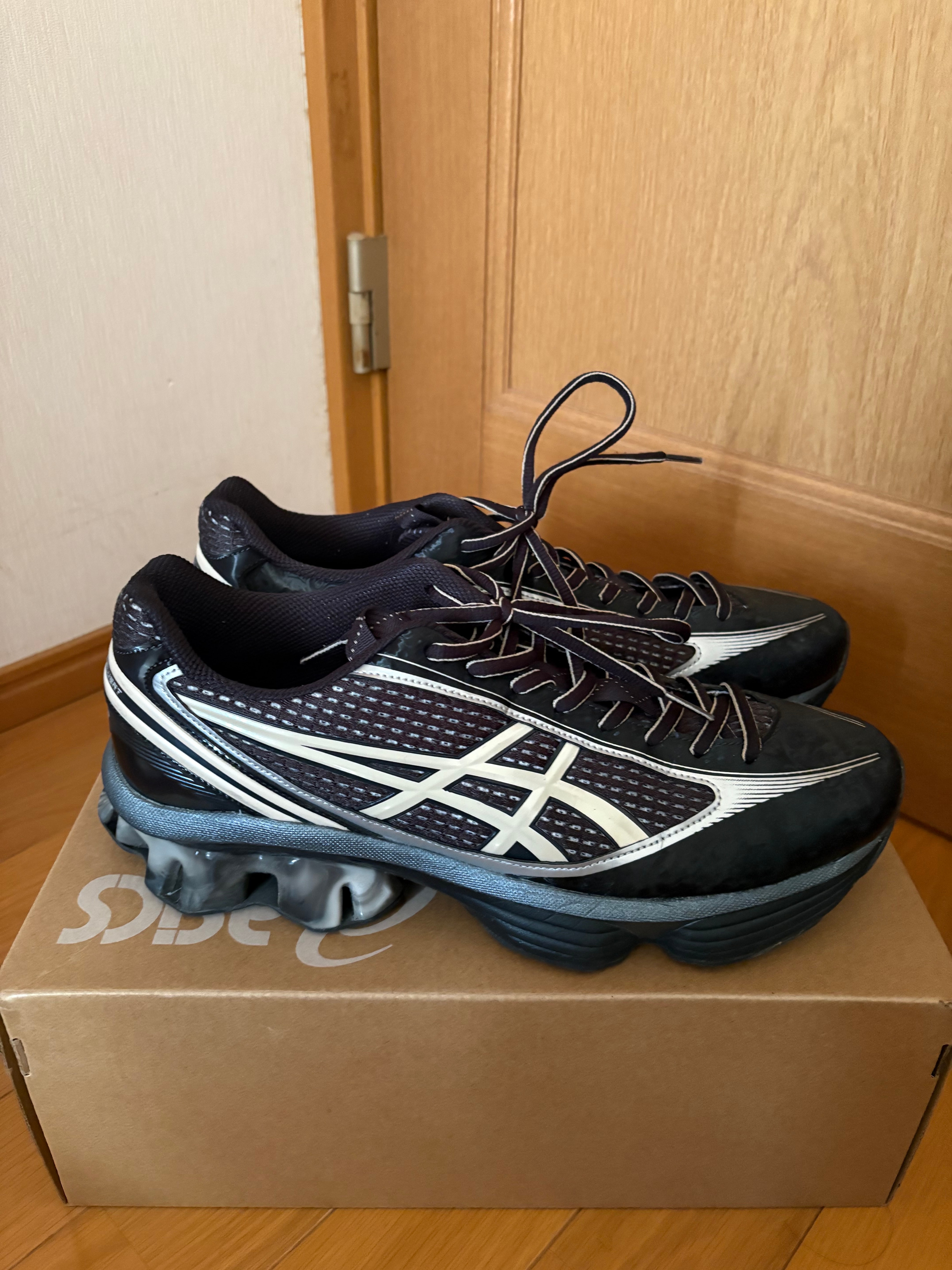 キココスタディノフ スタジオ アシックス US6-S ゲルキネティック フルーエント "ブラック/バニラ"