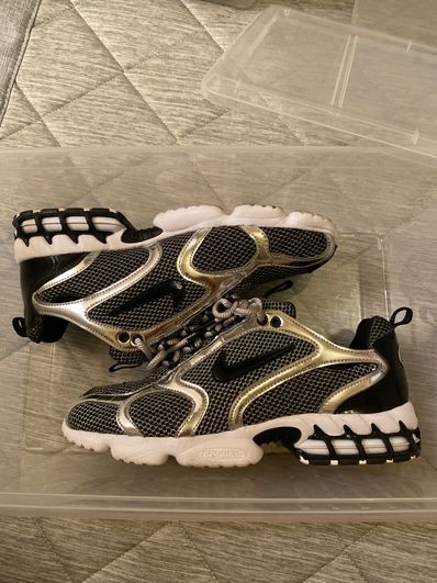 STUSSY × NIKE AIR ZOOM SPIRIDON CAGED "PURE PLATINUM/BLACK-WHITE"