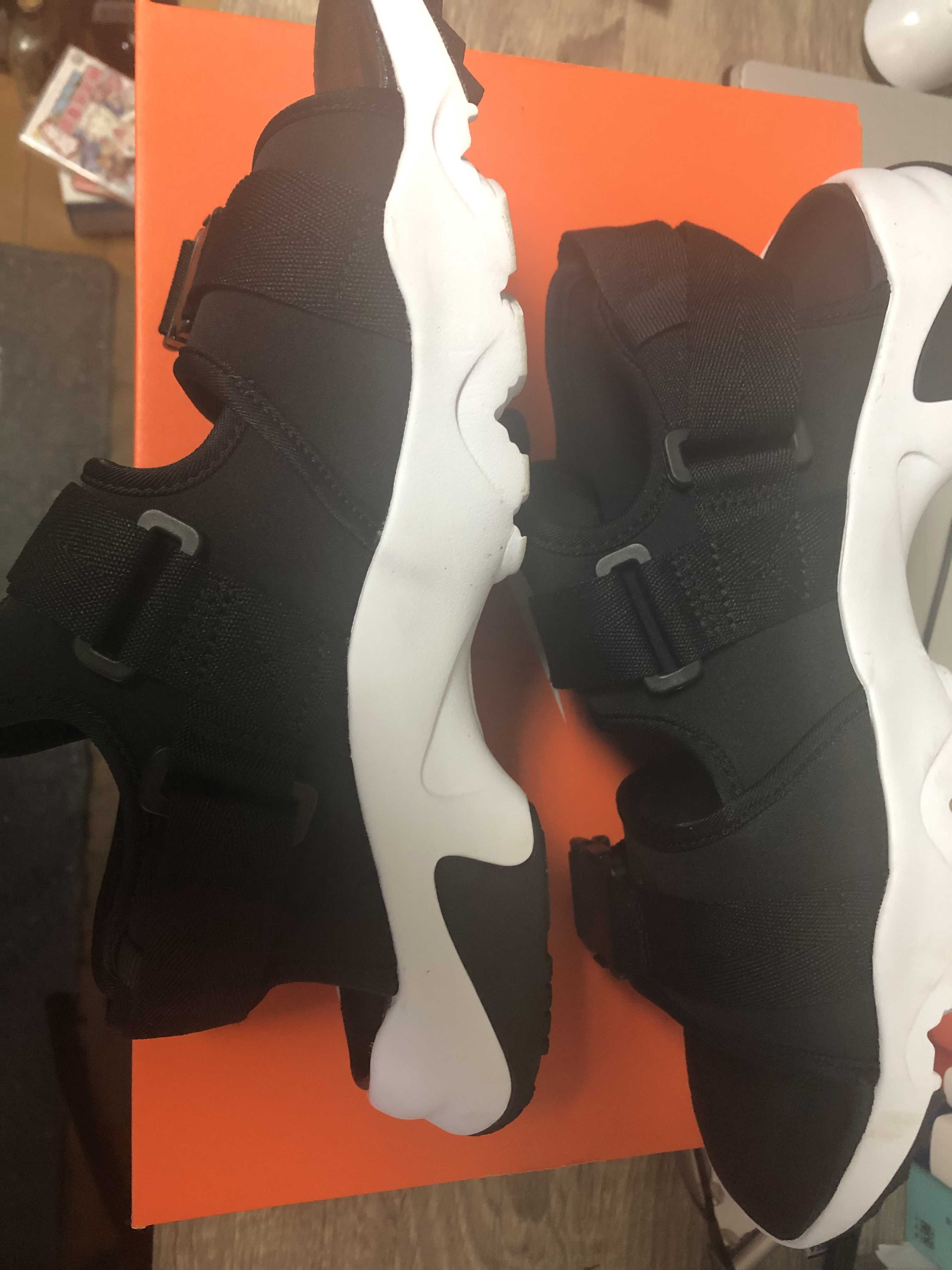 Nike Sandal Canyon "White/Black"