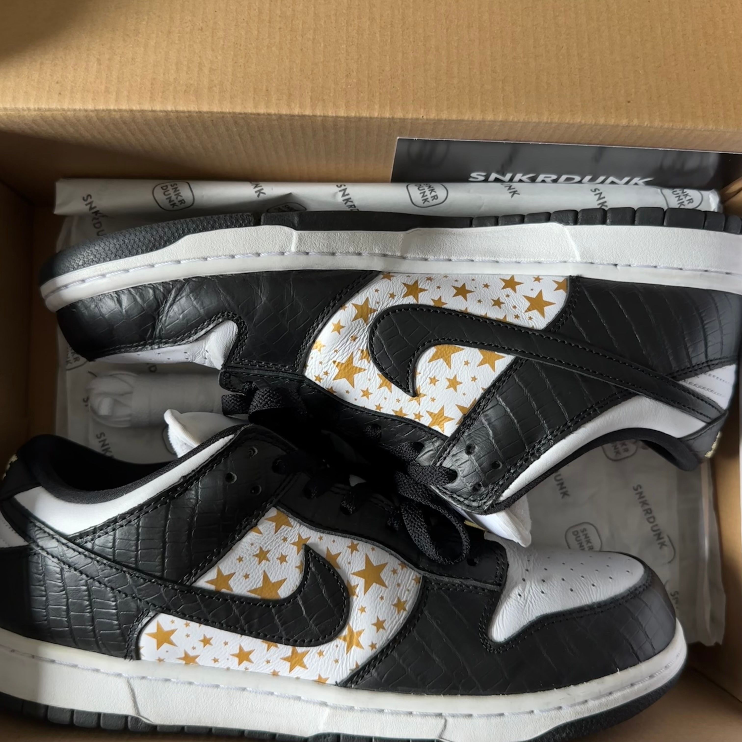 Supreme × Nike SB Dunk Low OG QS Gold Stars "White/Black"
