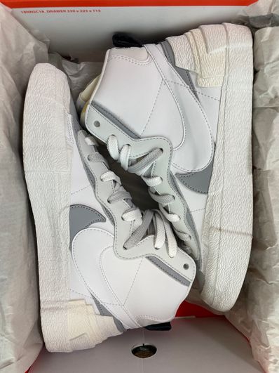 sacai × NIKE BLAZER MID "WHITE/WOLF GREY"
