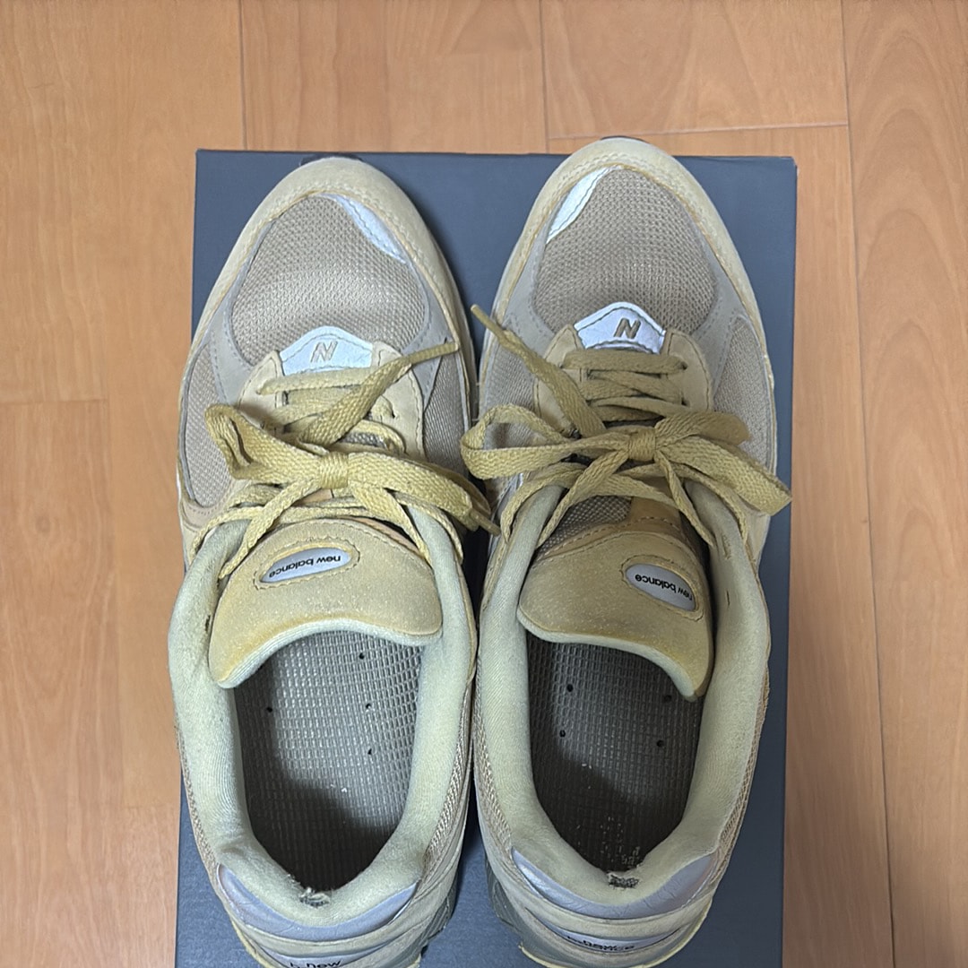 オーラリー × ニューバランス 2002R "イエロー/ベージュ"