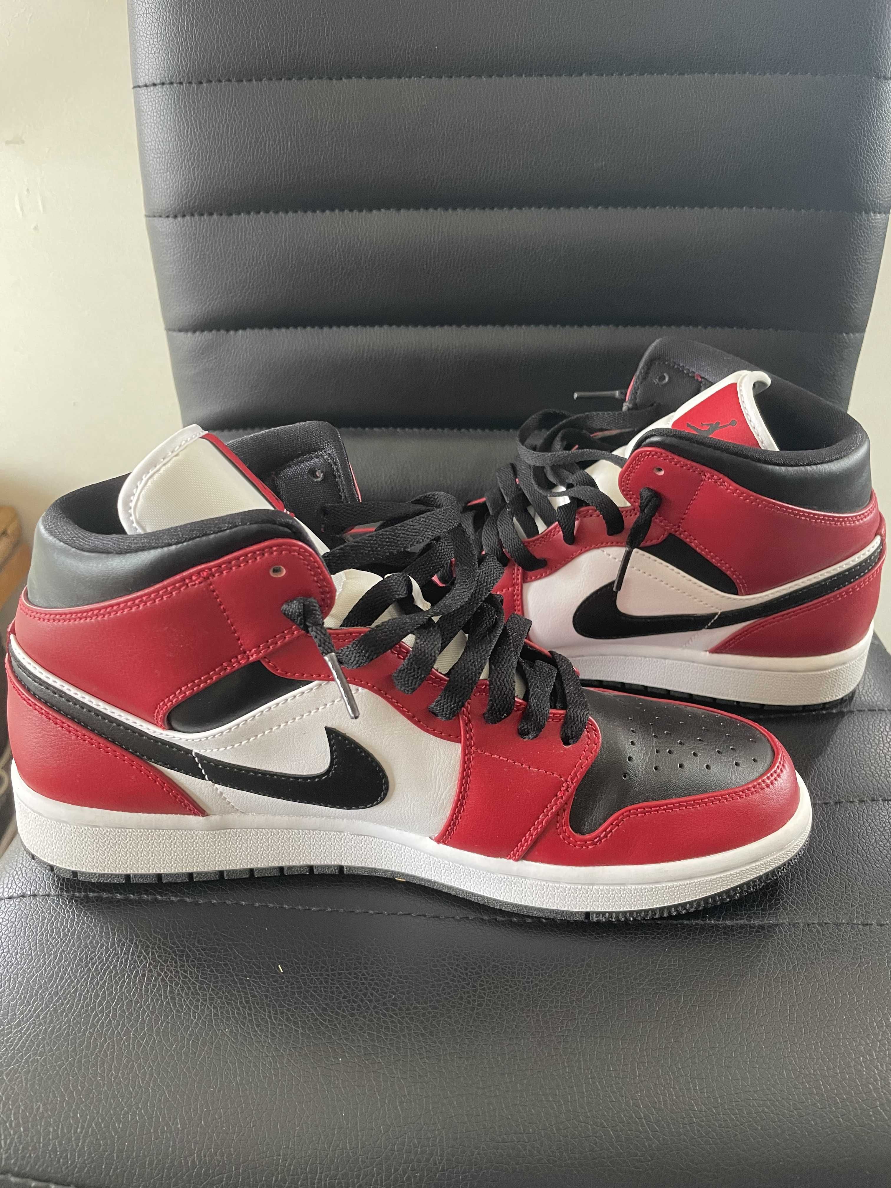 Nike Air Jordan 1 Mid "Chicago Black Toe"