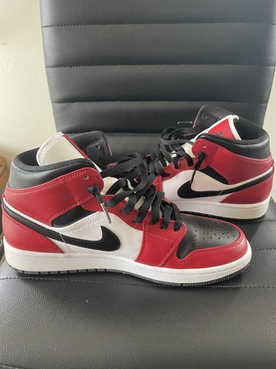 Nike Air Jordan 1 Mid "Chicago Black Toe"