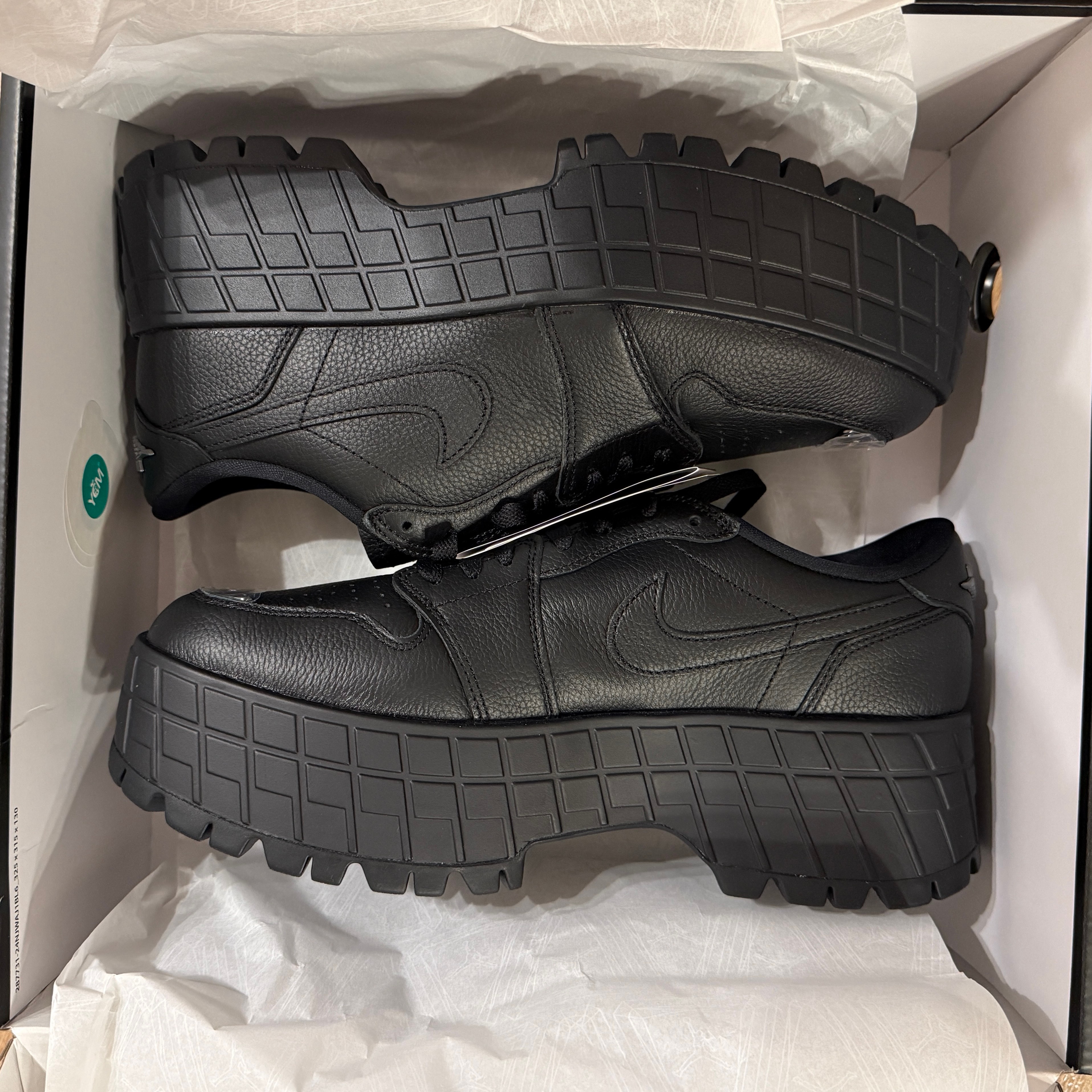 ナイキ ウィメンズ エアジョーダン1 ブルックリン ロー "ブラック/ホワイト/メタリックブラック"