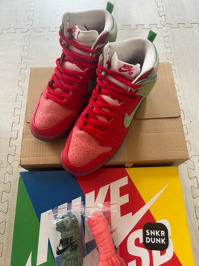 Nike SB Dunk High "Strawberry Cough"