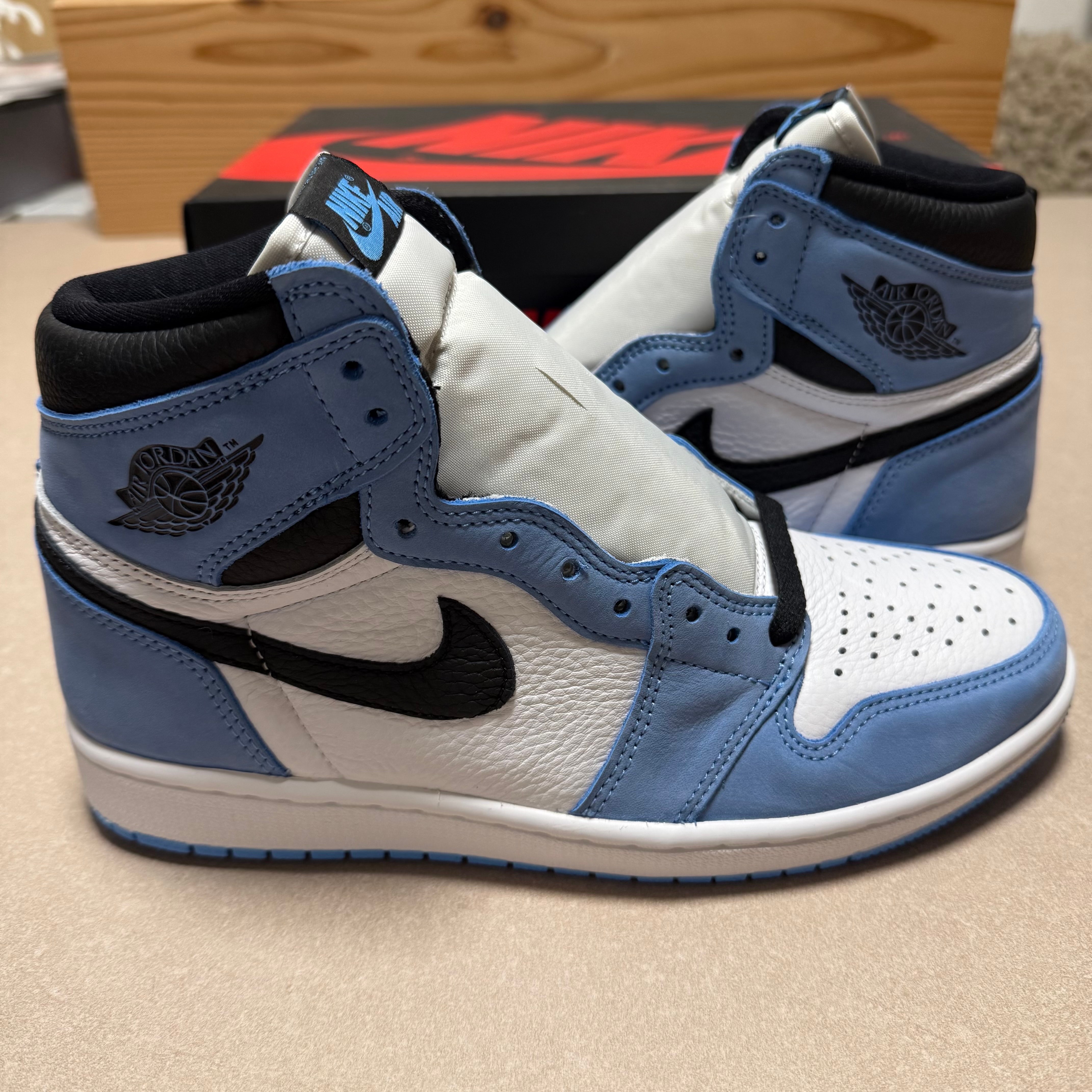 ナイキ  エアジョーダン1 ハイ OG "ユニバーシティブルー"