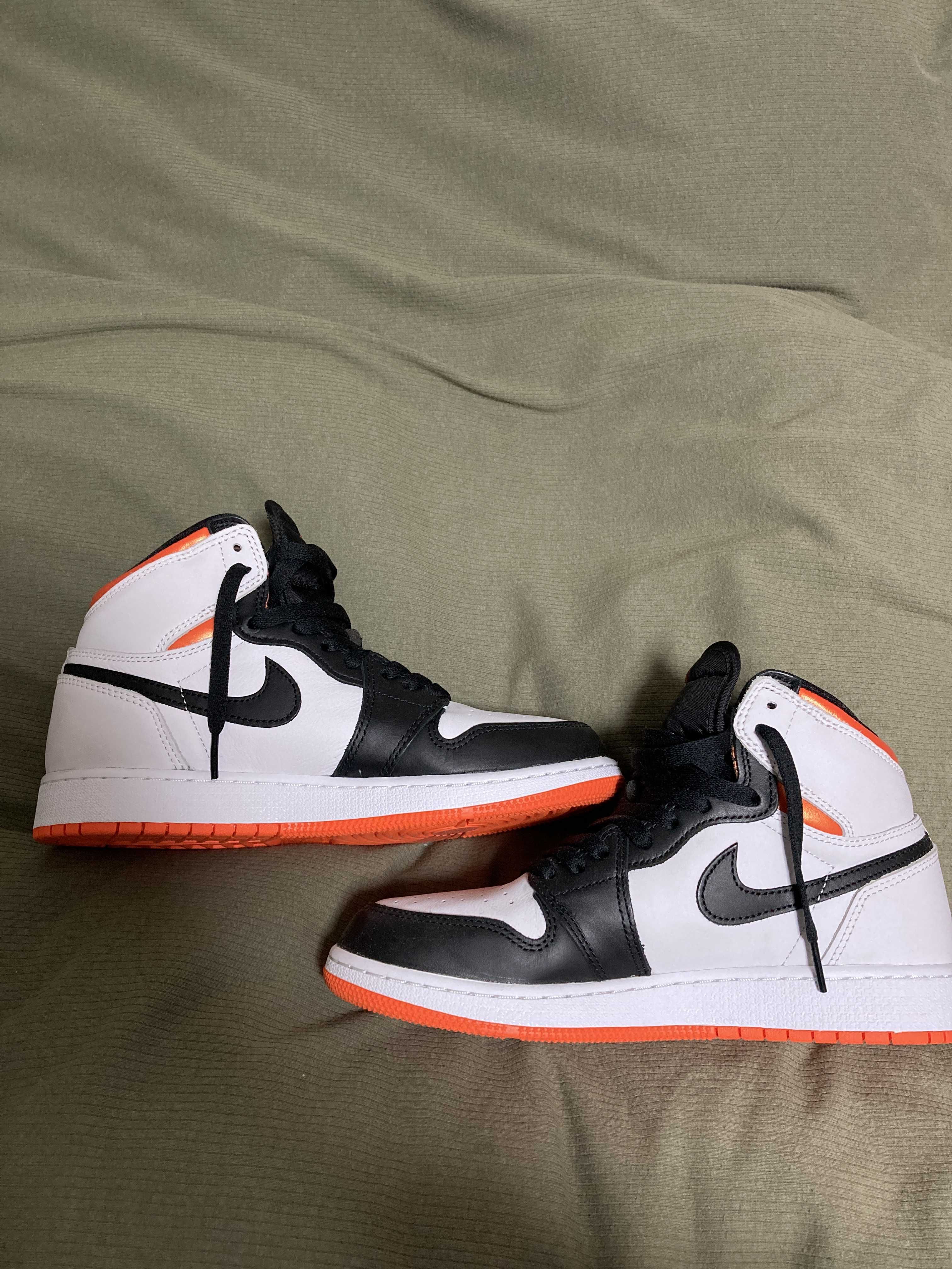 Nike GS Air Jordan 1 Retro High OG "Electro Orange"