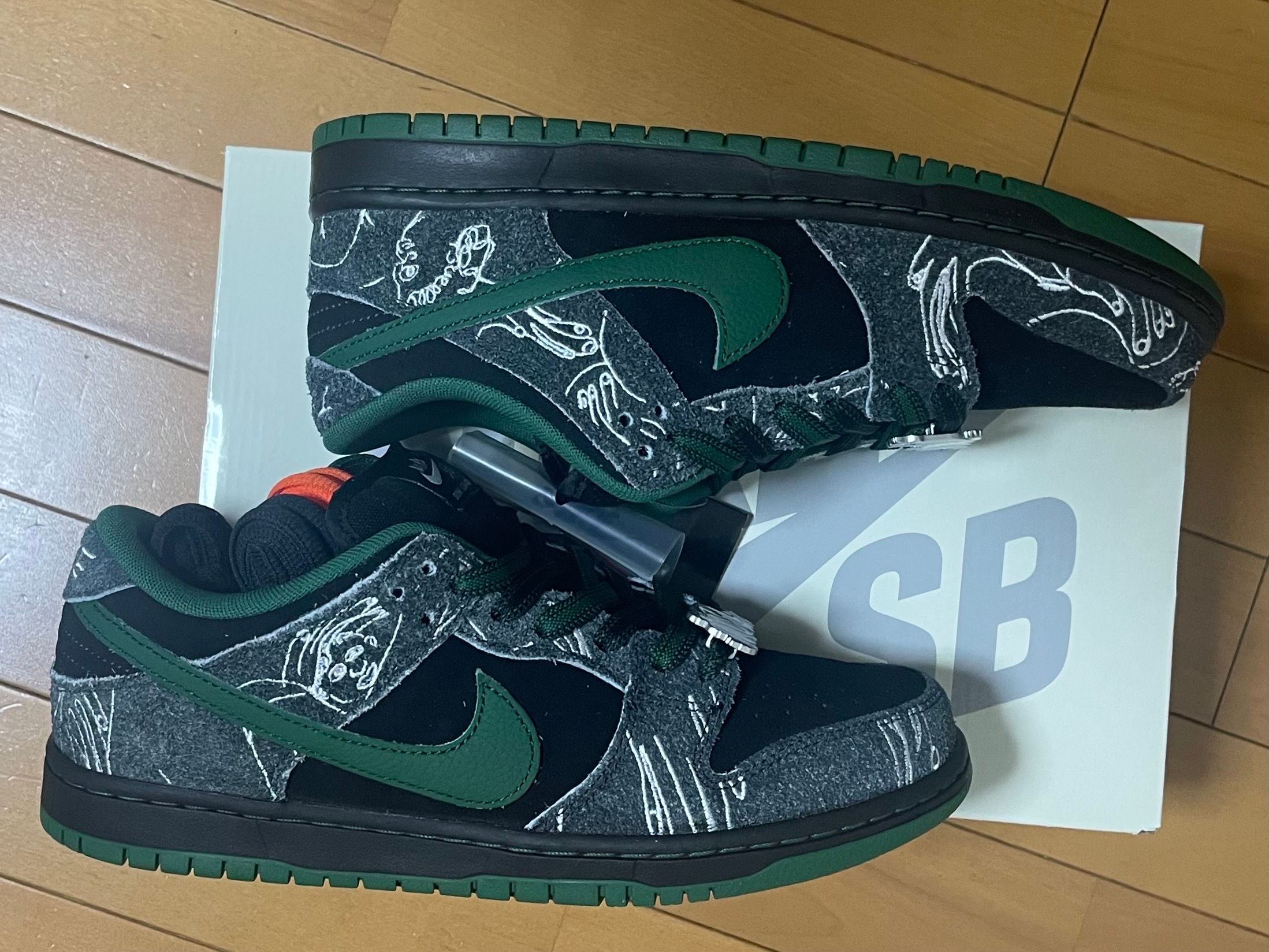 There Skateboards × Nike SB Dunk Low Pro "Anthracite and Gorge Green"
