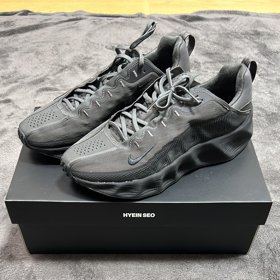 ヘイン ソ × ナイキ エイバ ローバー "ブラック"