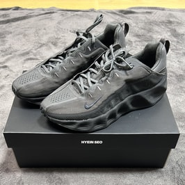 ヘイン ソ × ナイキ エイバ ローバー "ブラック"