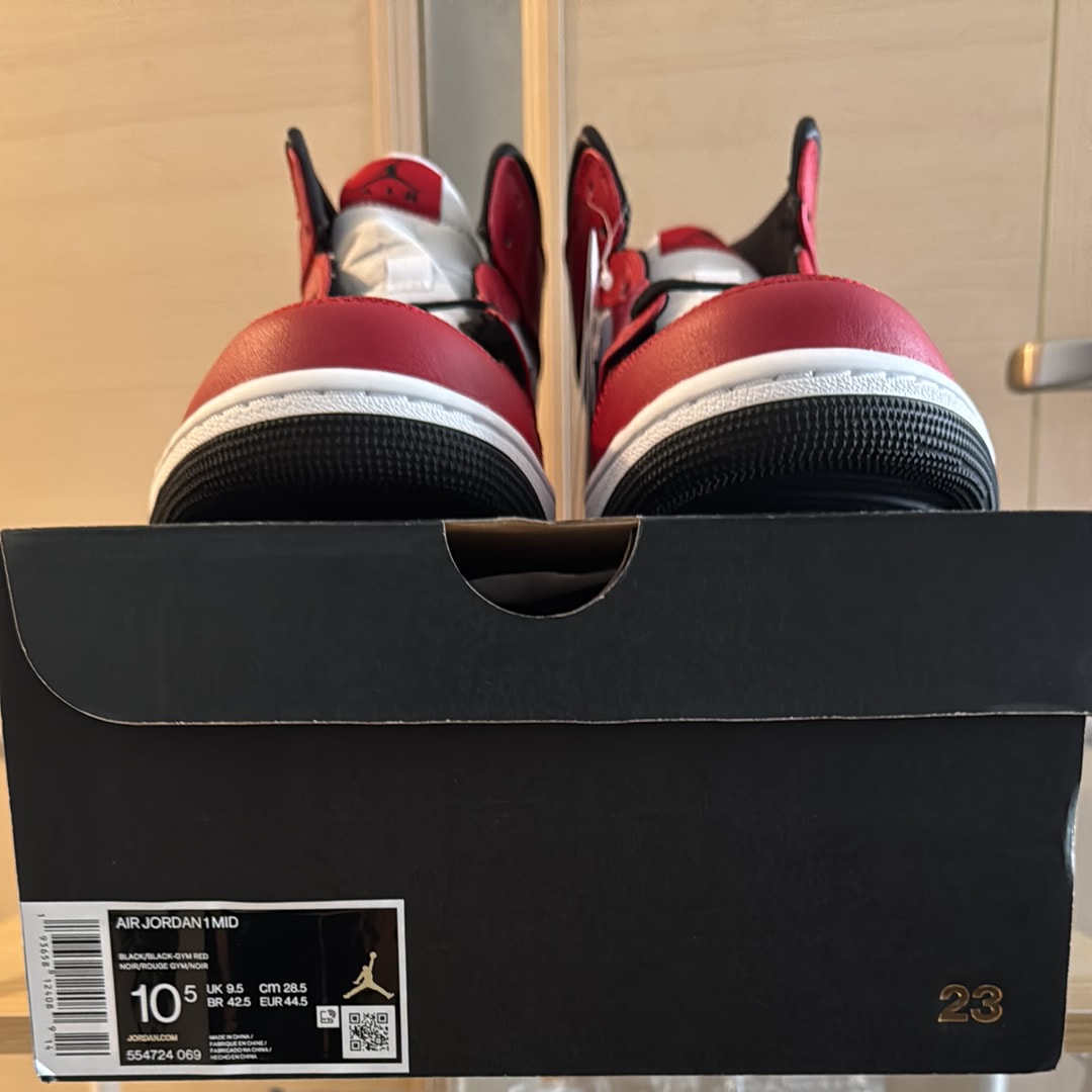 Nike Air Jordan 1 Mid "Chicago Black Toe"