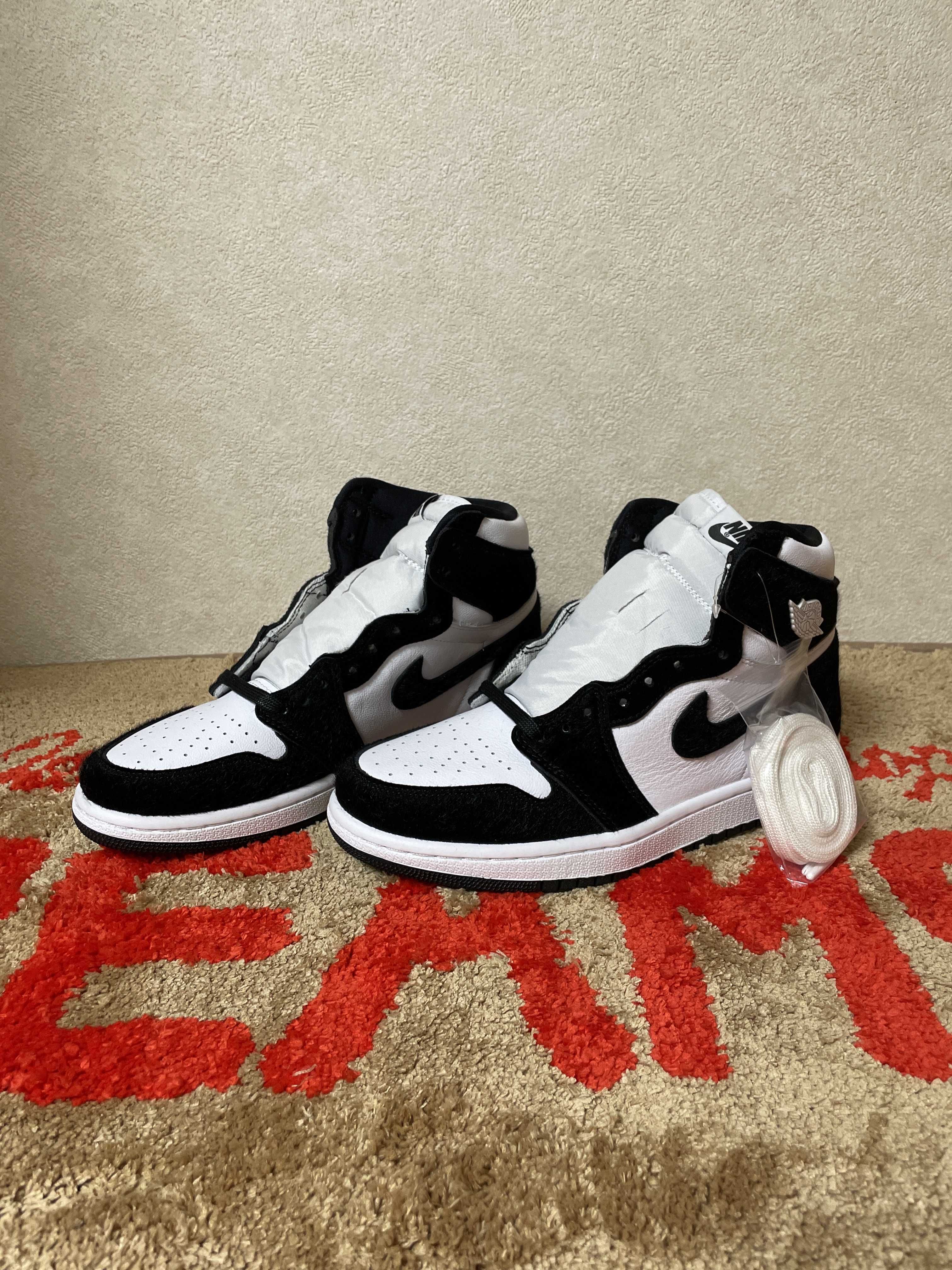 Nike Women's Air Jordan 1 Retro High OG "Black/White"