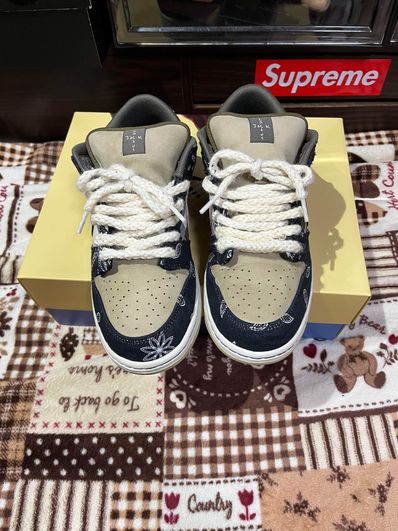 Travis Scott × Nike SB Dunk Low "Black/Parachute Beige"