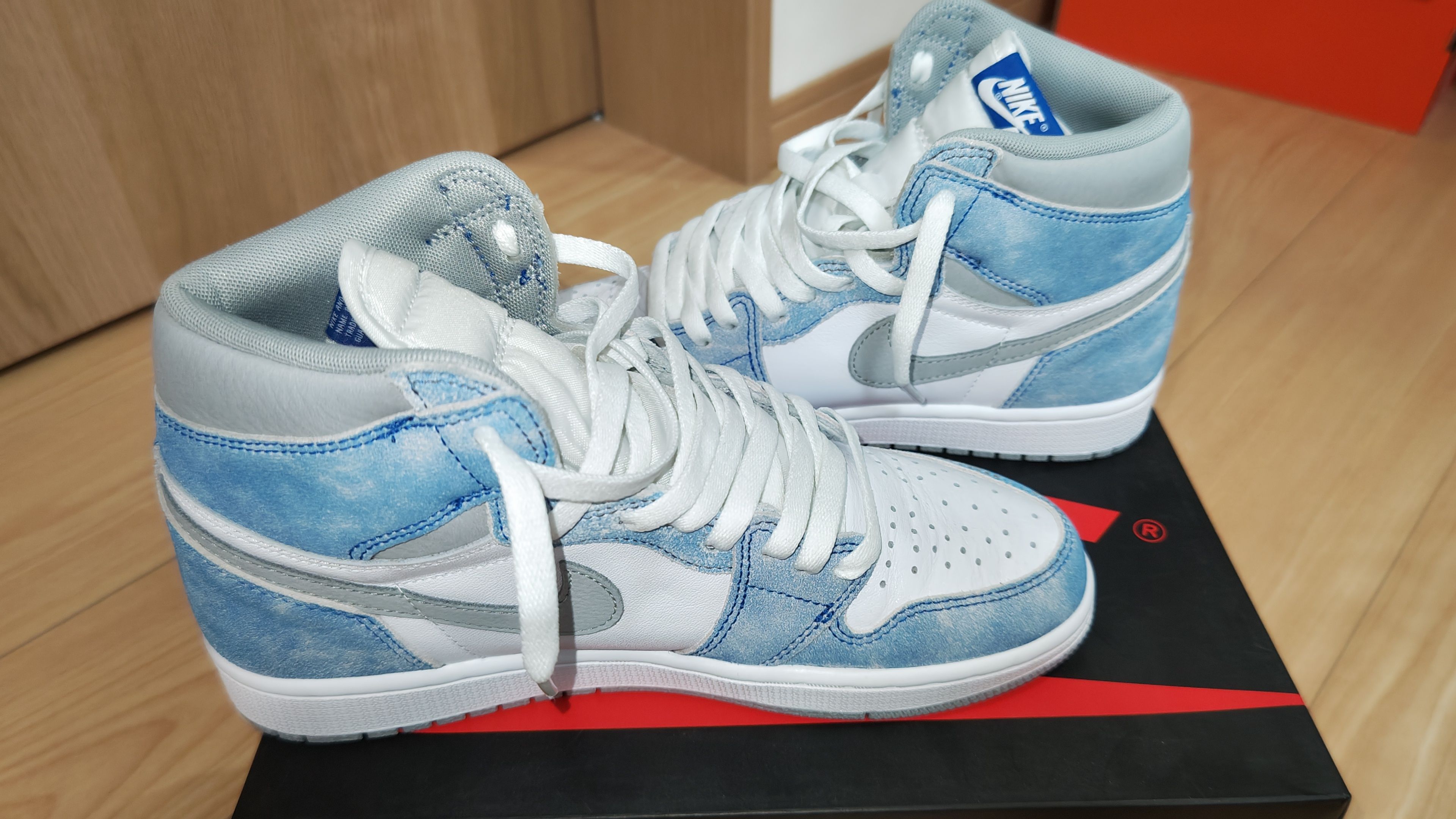 Nike Air Jordan 1 High OG "Hyper Royal"