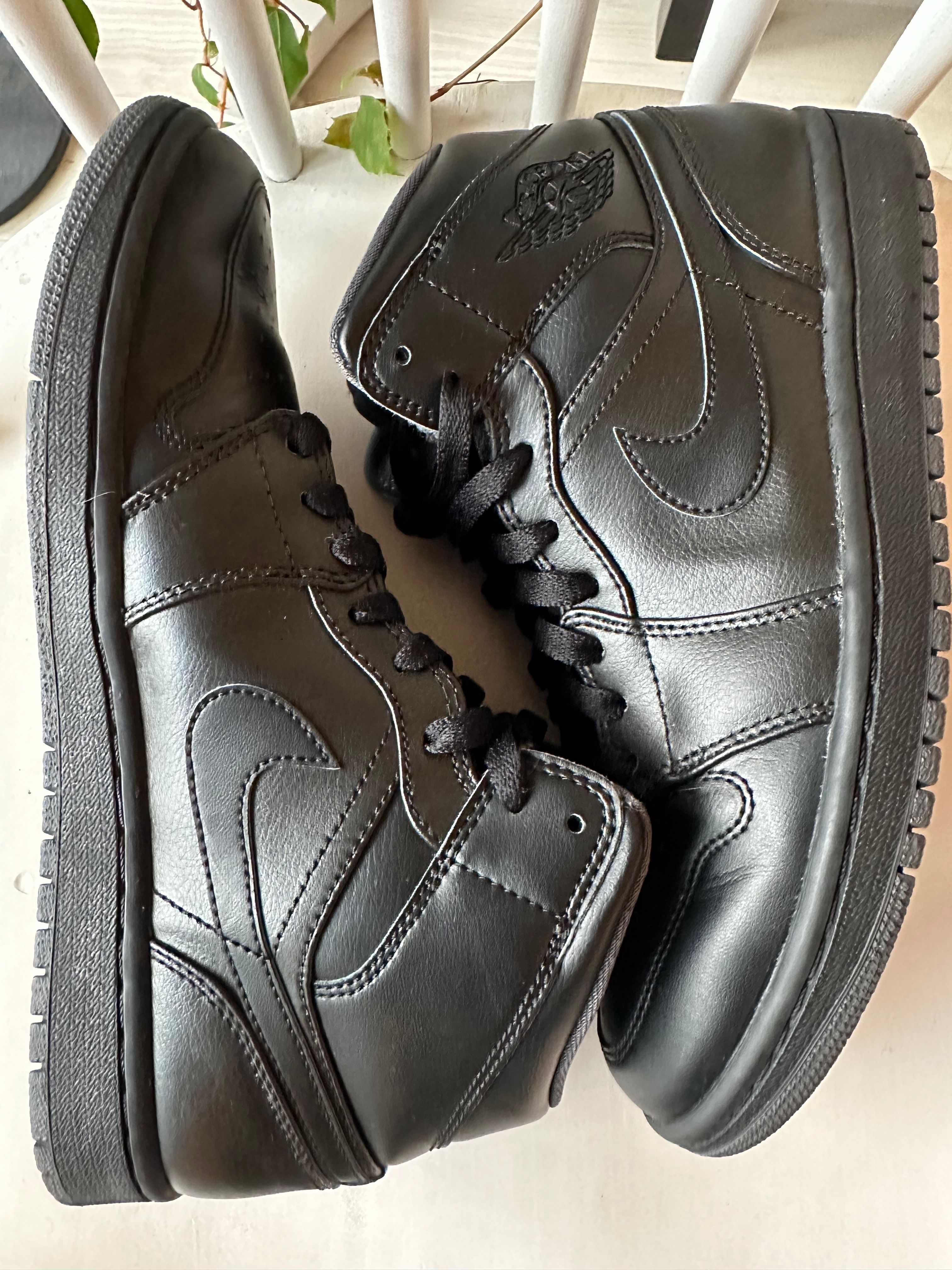Nike Air Jordan 1 Mid "Triple Black"