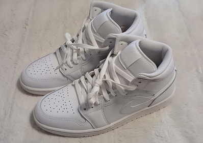 Nike Air Jordan 1 Mid "Triple White"