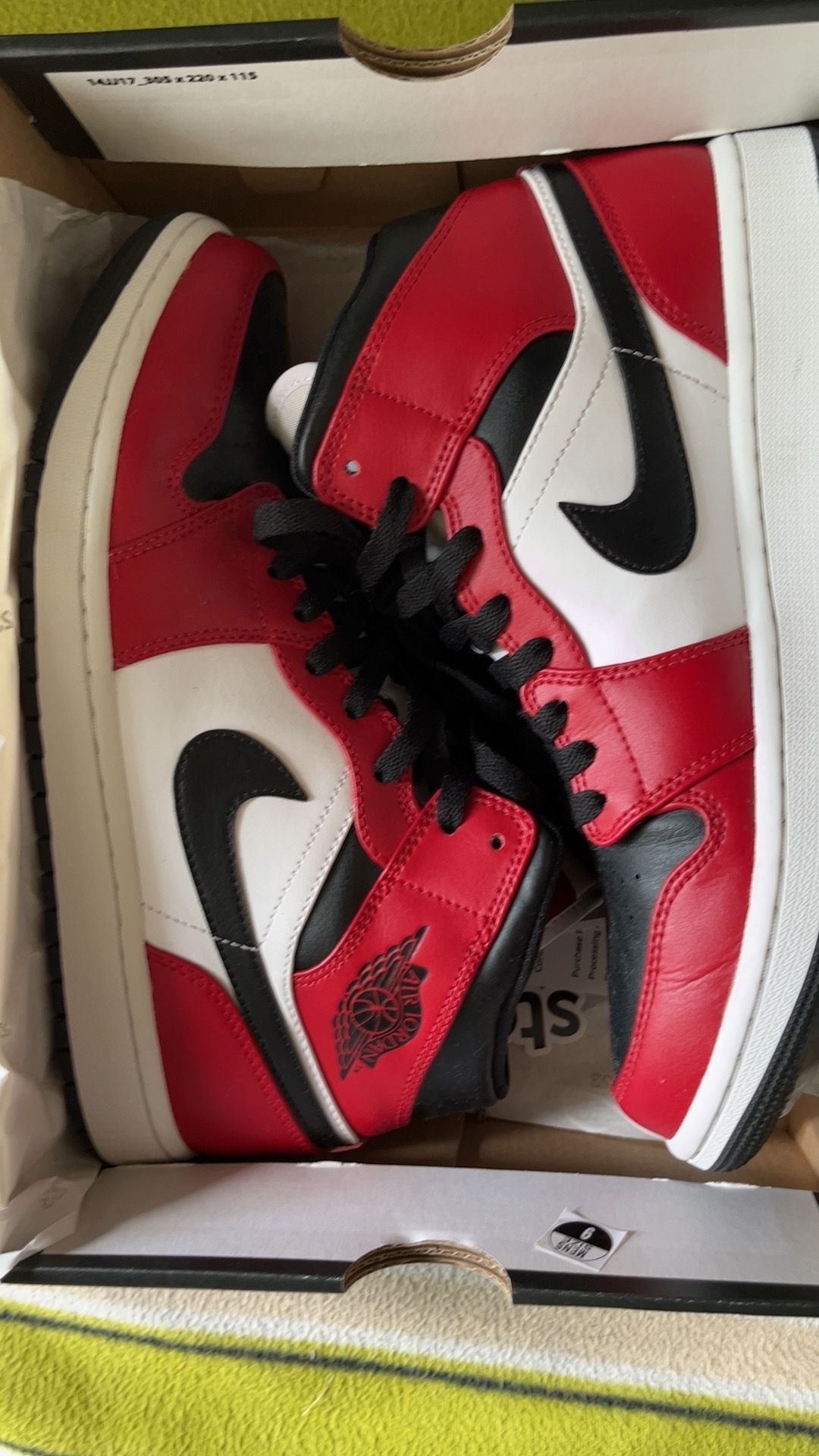 Nike Air Jordan 1 Mid "Chicago Black Toe"
