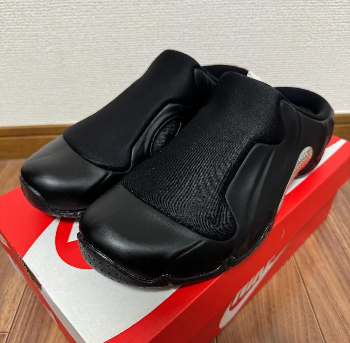 ナイキ クロッグポジット "ブラック アンド メタリックシルバー"