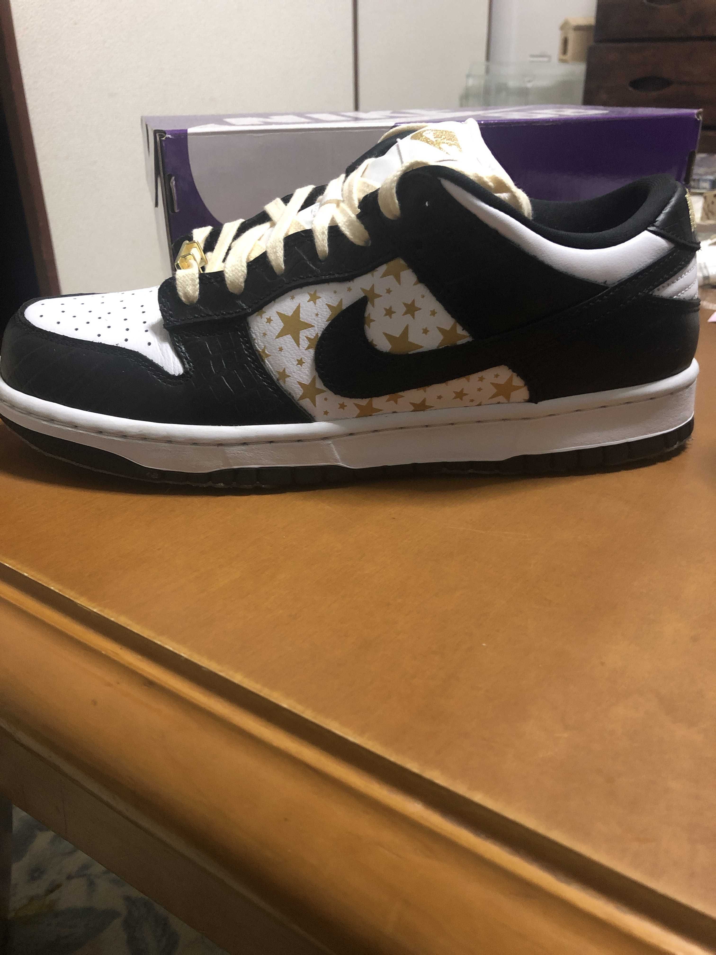 Supreme × Nike SB Dunk Low OG QS Gold Stars "White/Black"