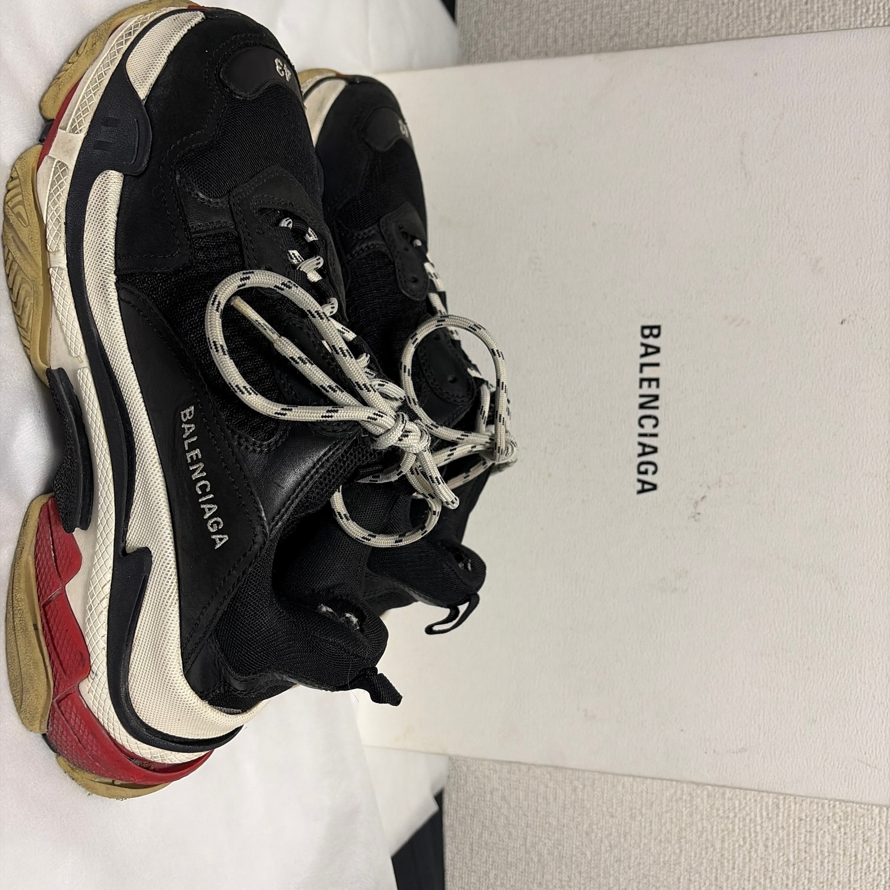 バレンシアガ トリプルS  "ブラック/レッド"