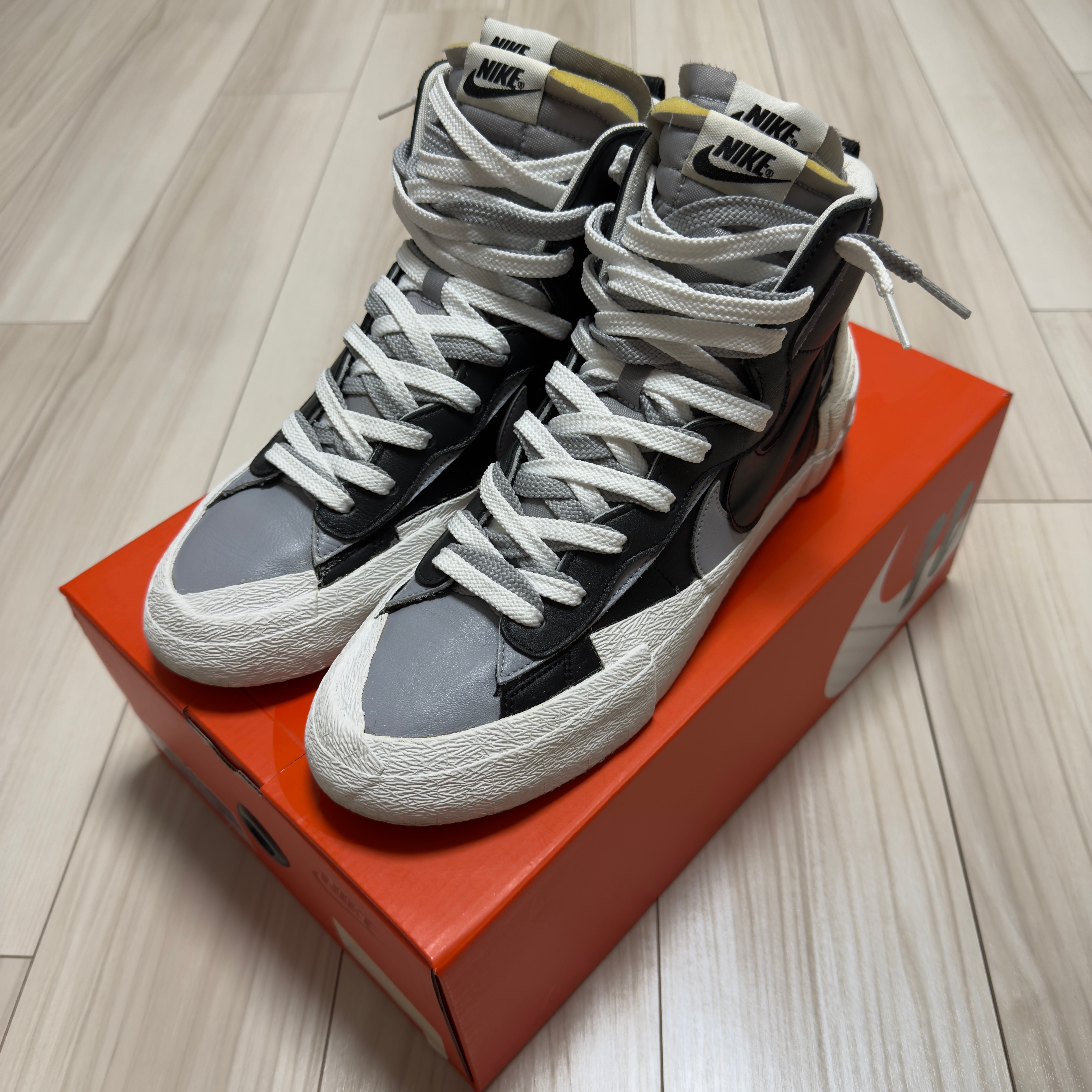 sacai × NIKE BLAZER MID "BLACK/WOLF GREY/WHITE"