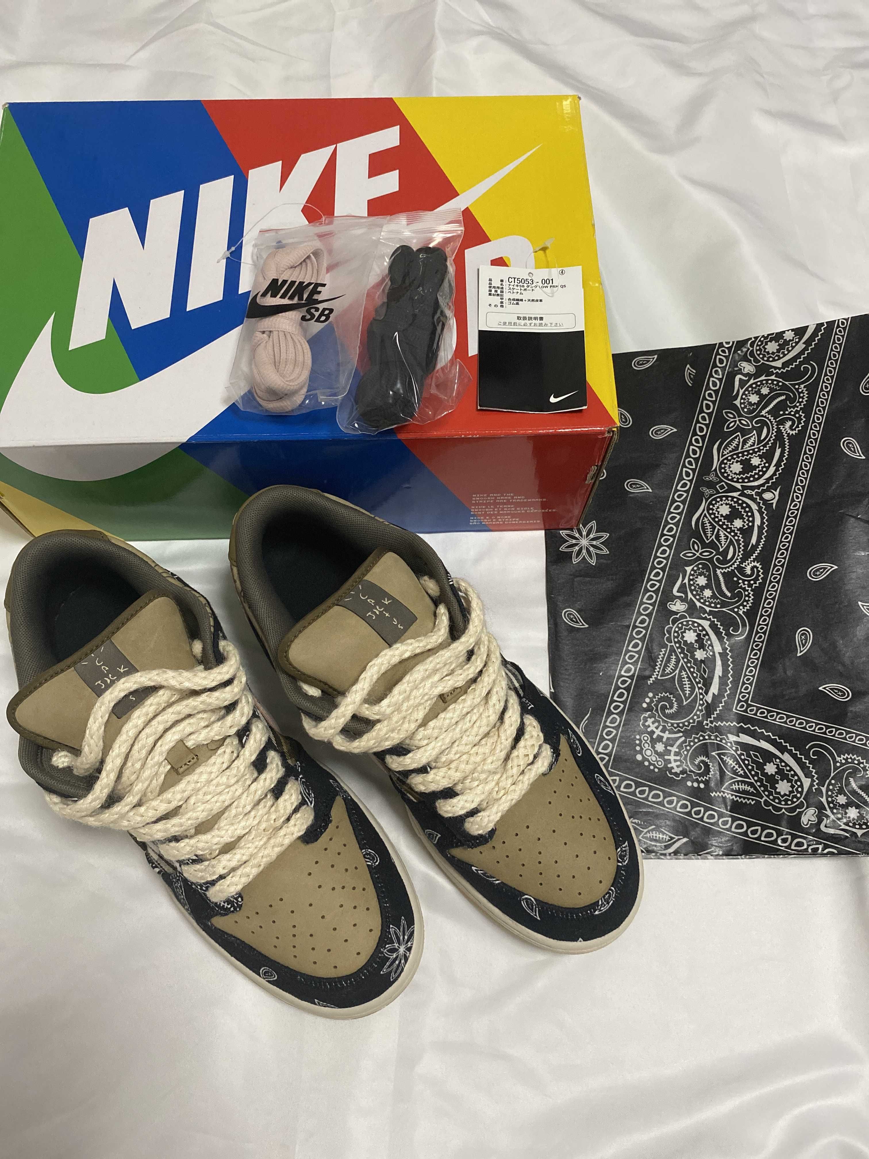 Travis Scott × Nike SB Dunk Low "Black/Parachute Beige"