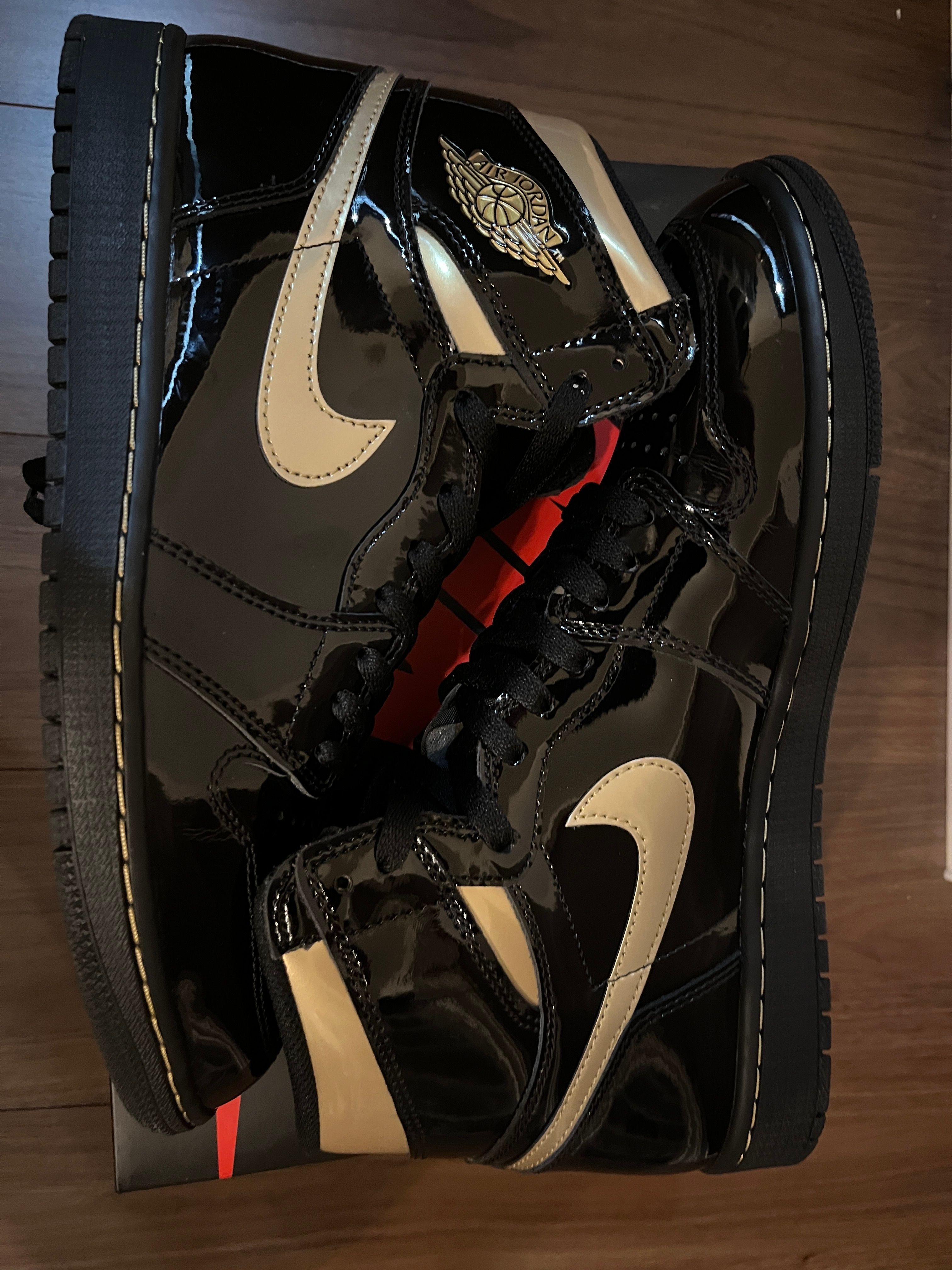 Nike Air Jordan 1 High OG "Black-Metalic Gold"