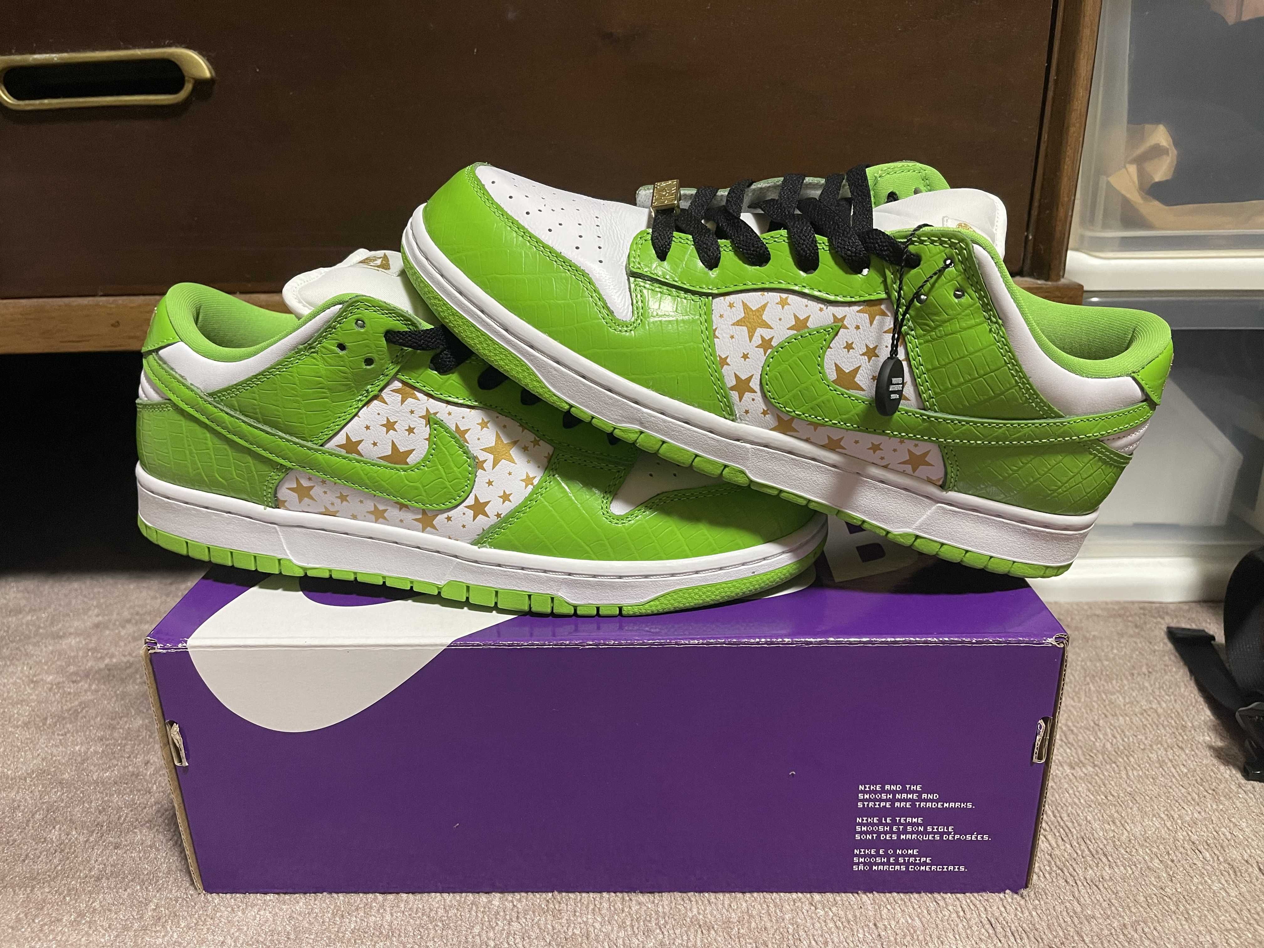 Supreme × Nike SB Dunk Low OG QS Gold Stars "White/Mean Green"