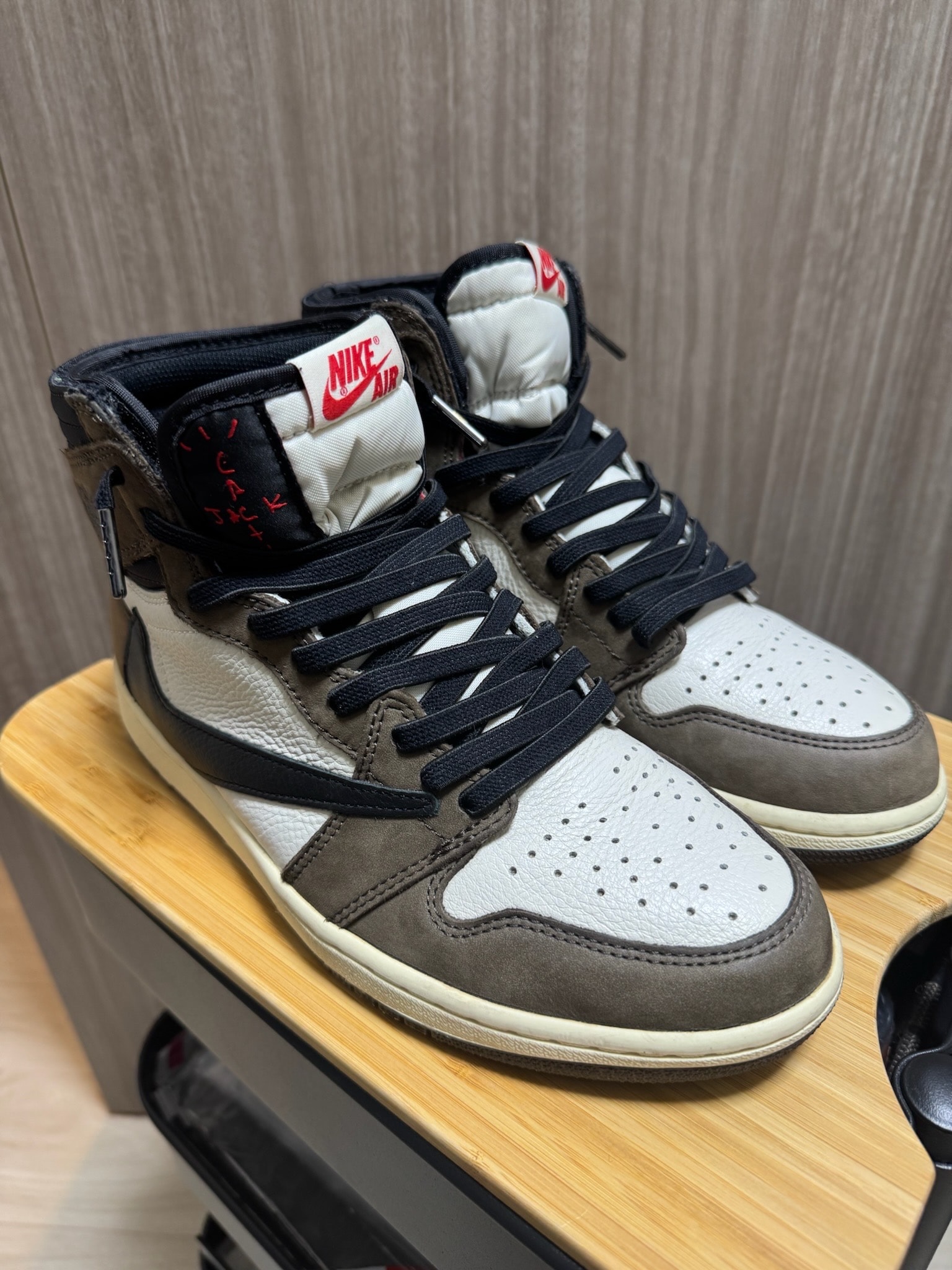 Travis Scott × Nike Air Jordan 1 Retro High OG TS SP "Sail/Dark Mocha"