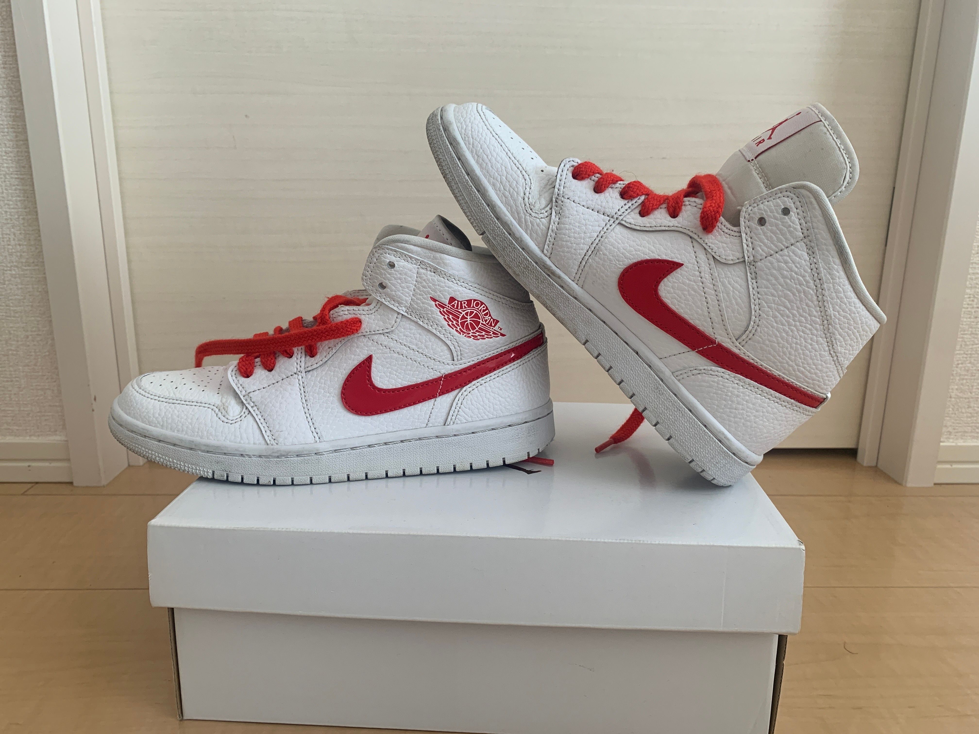 NIKE Women's AIR JORDAN 1 MID "WHITE/RED"