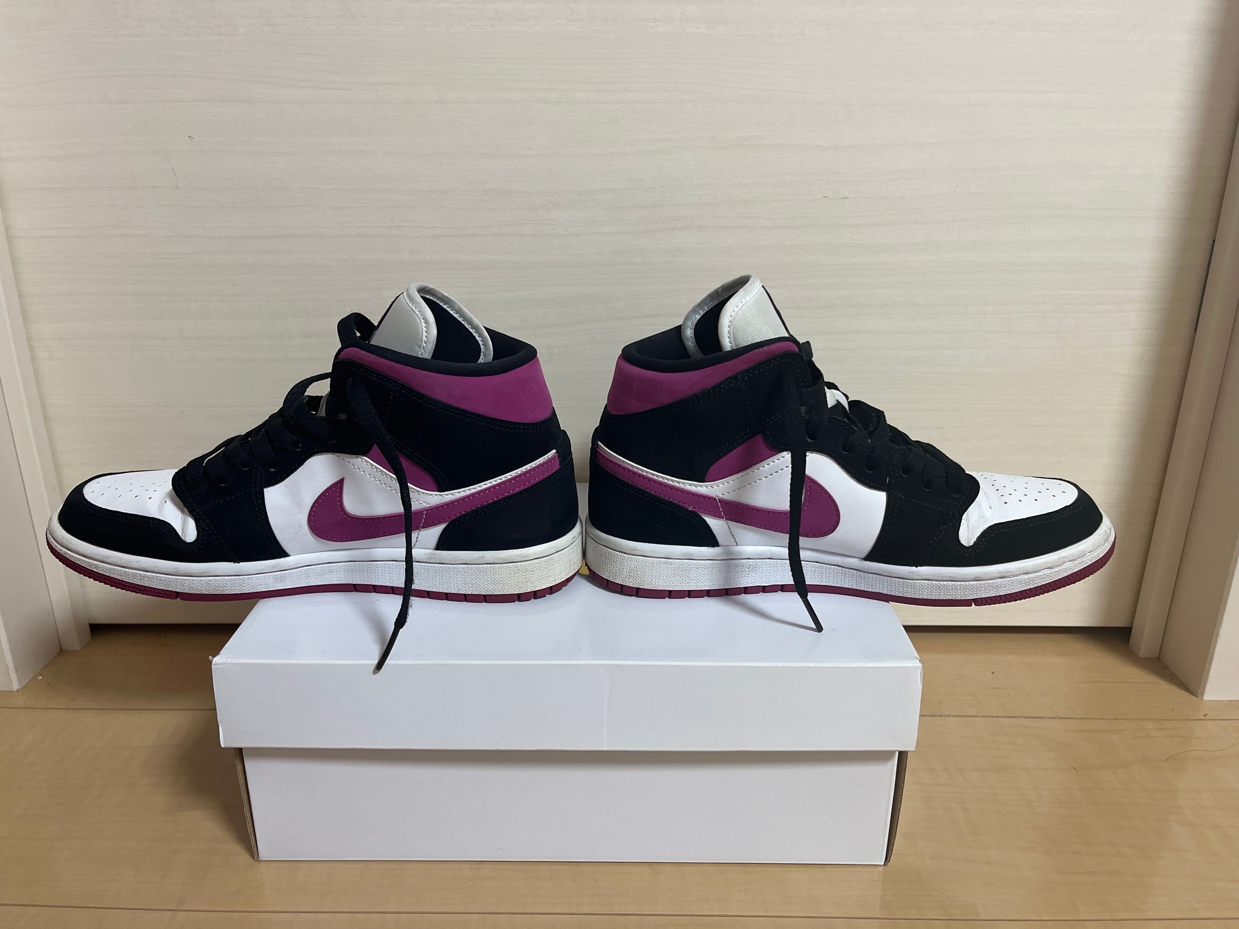 NIKE Women's AIR JORDAN 1 MID "MAGENTA"