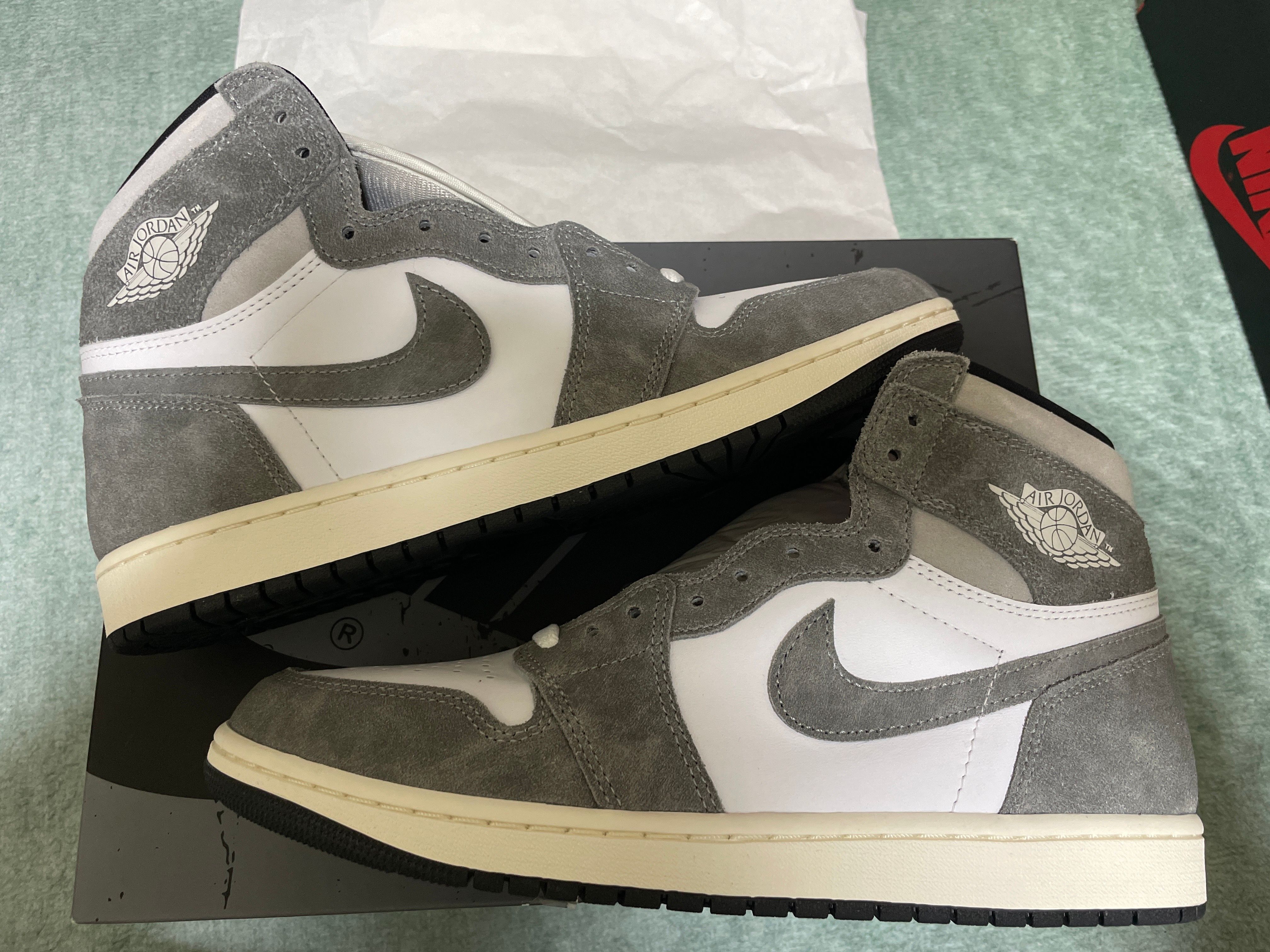 Nike Air Jordan 1 Retro High OG "Black and Smoke Grey"