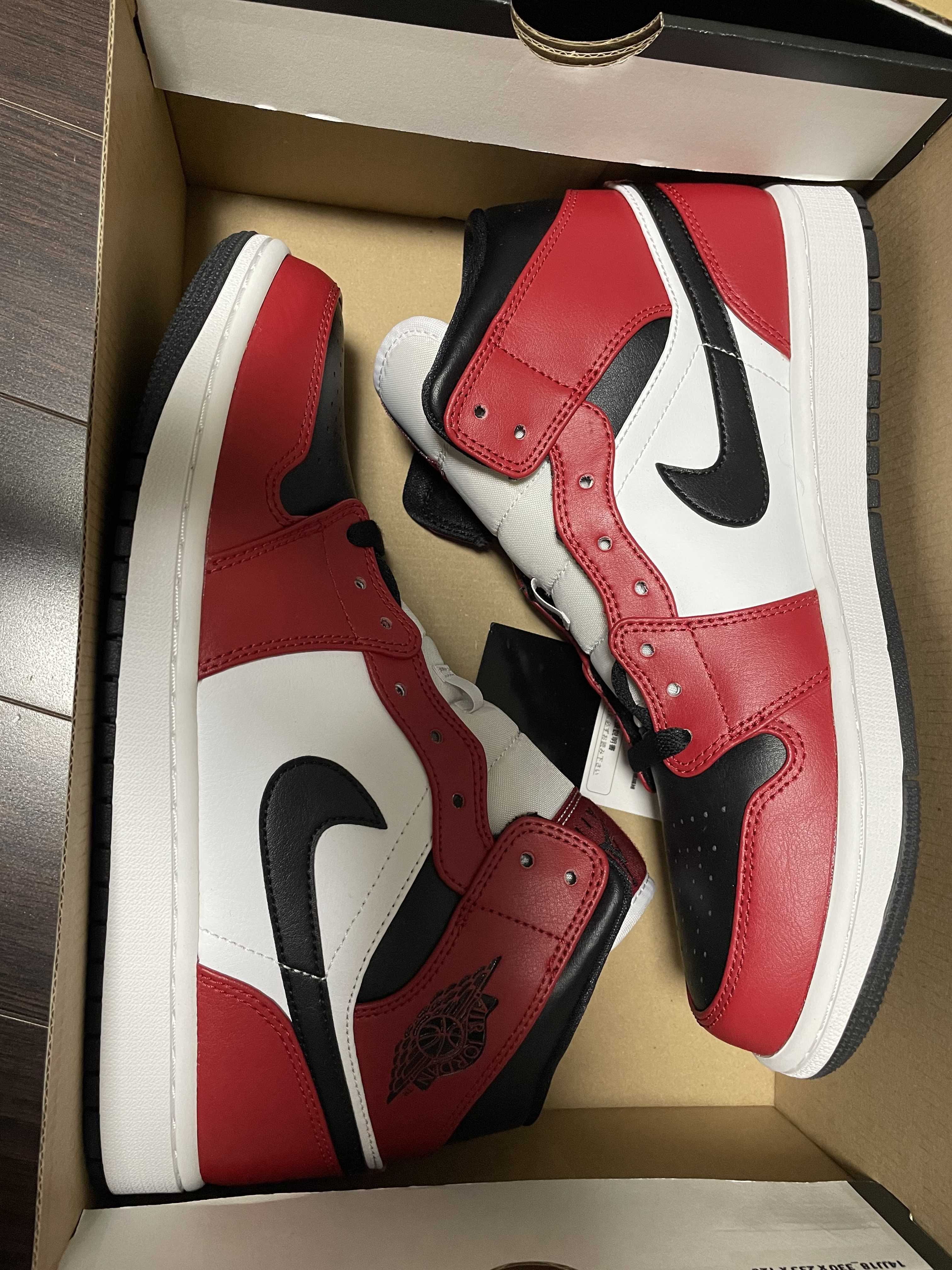 Nike Air Jordan 1 Mid "Chicago Black Toe"