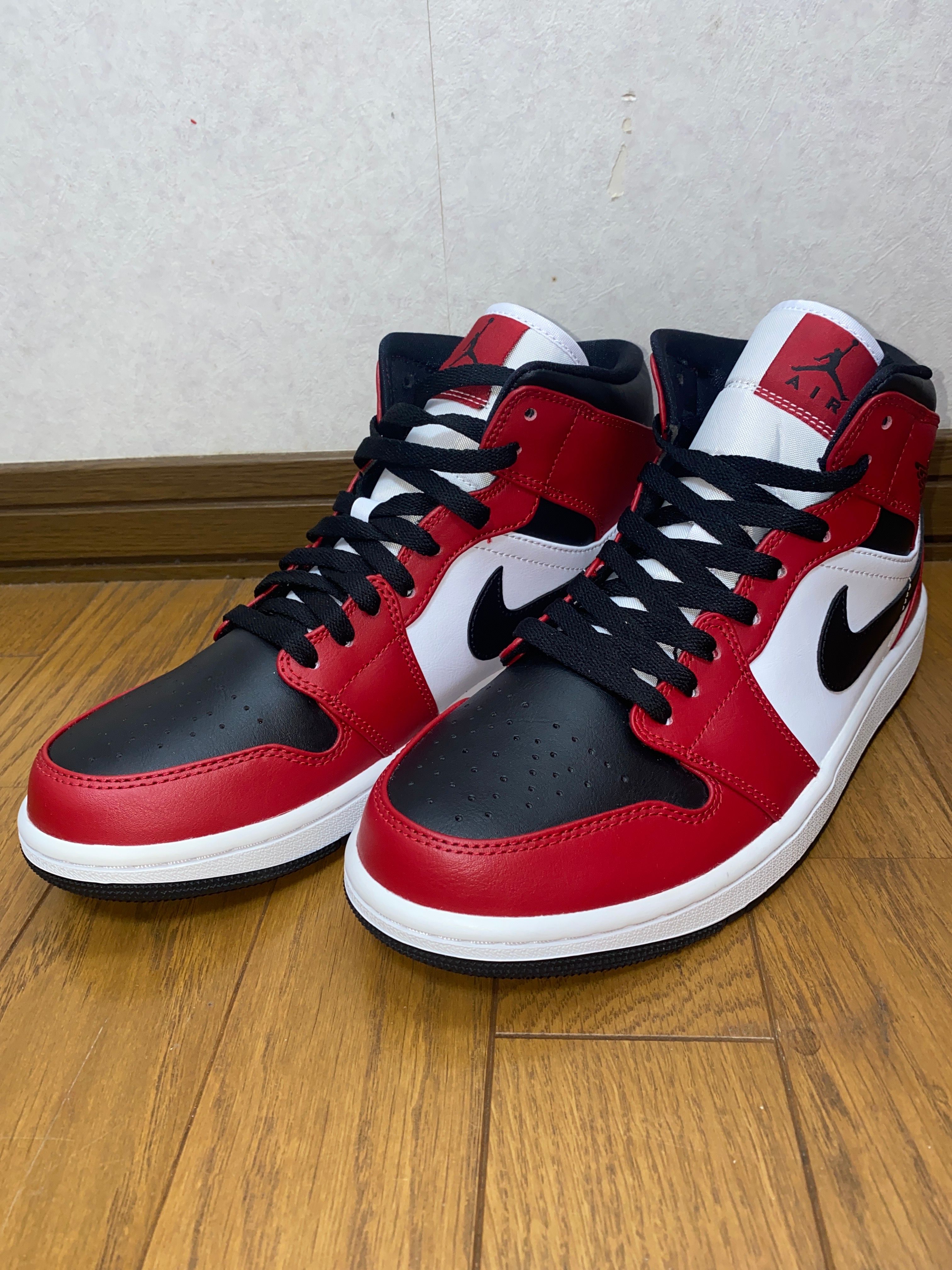 Nike Air Jordan 1 Mid "Chicago Black Toe"