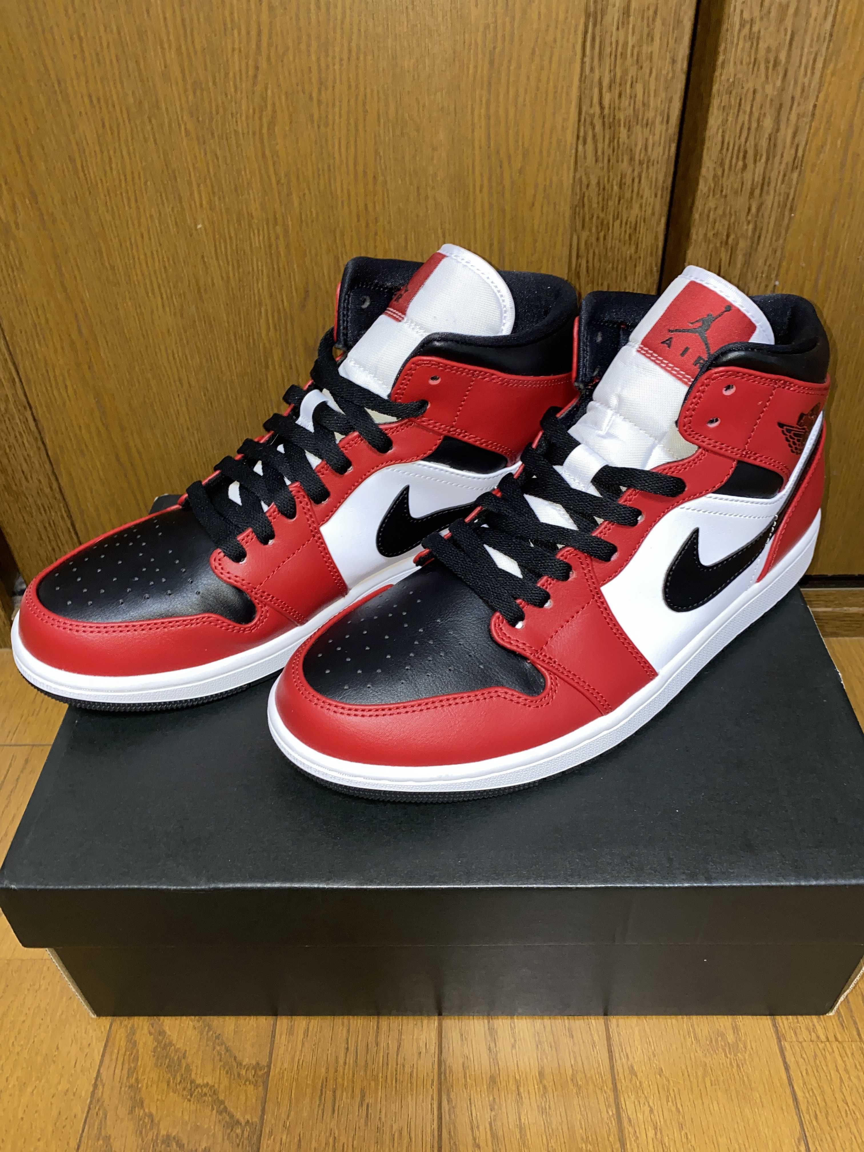Nike Air Jordan 1 Mid "Chicago Black Toe"