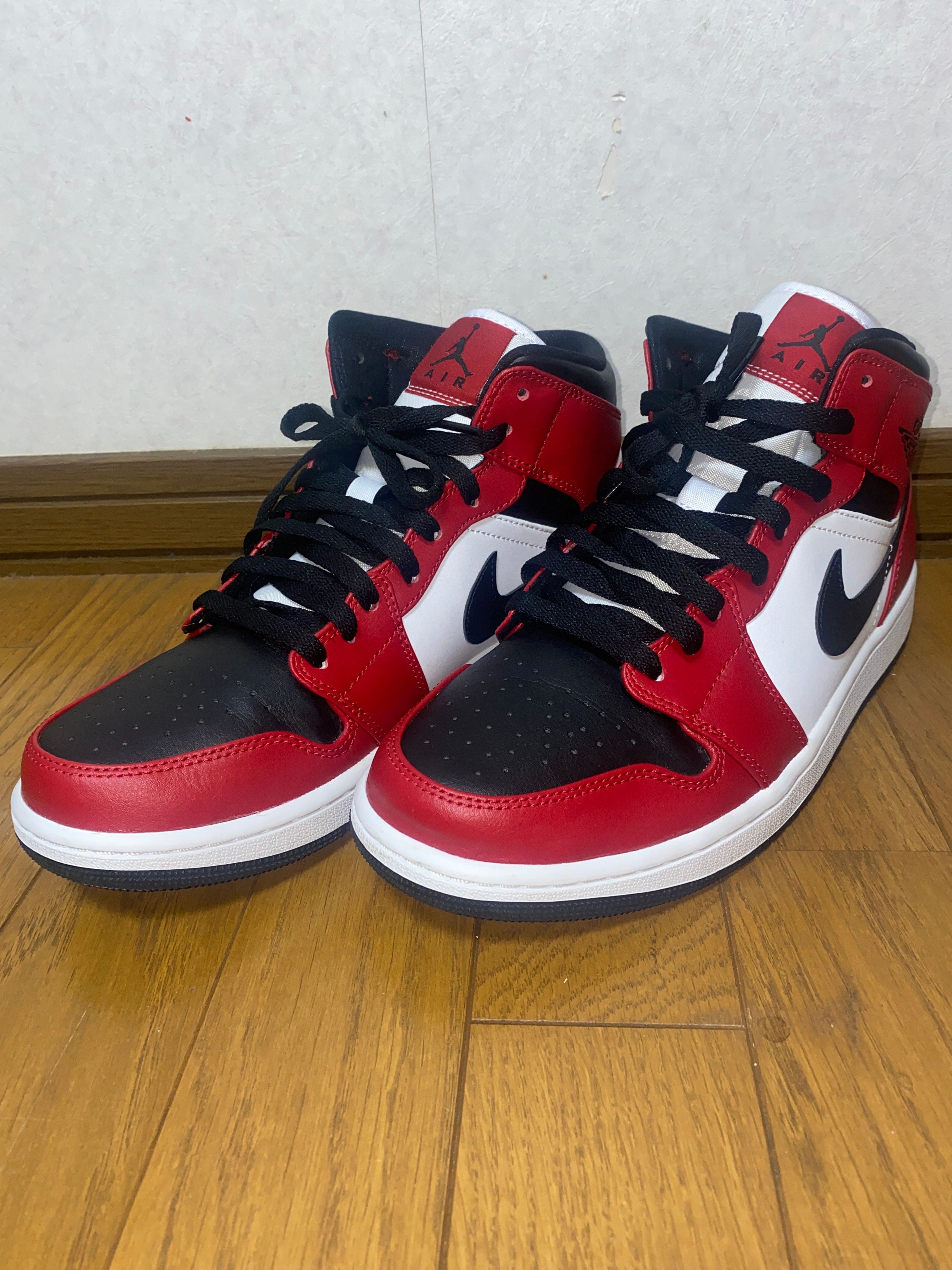 Nike Air Jordan 1 Mid "Chicago Black Toe"