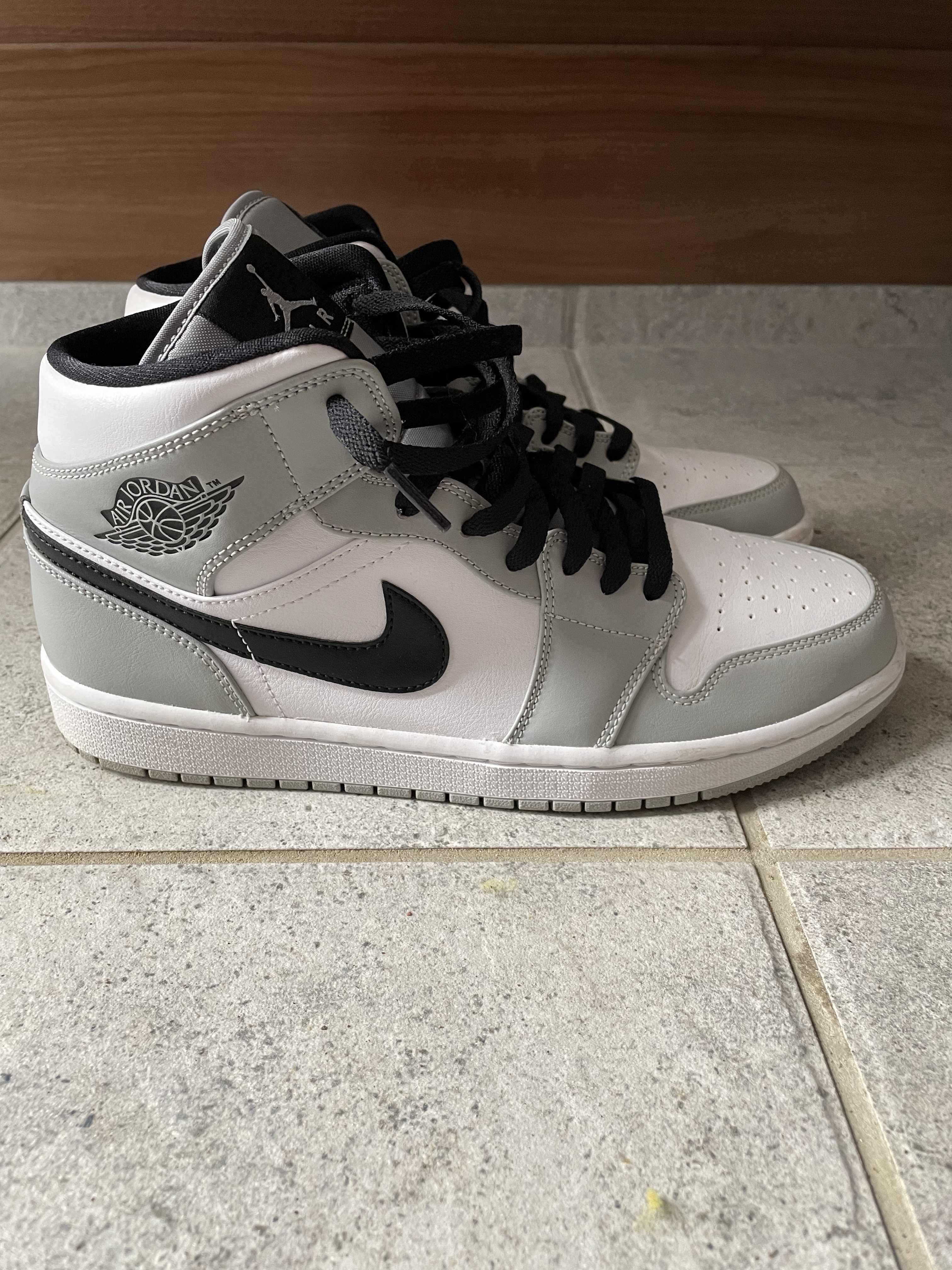 Nike Air Jordan 1 Mid "Light Smoke Grey/White/Black"