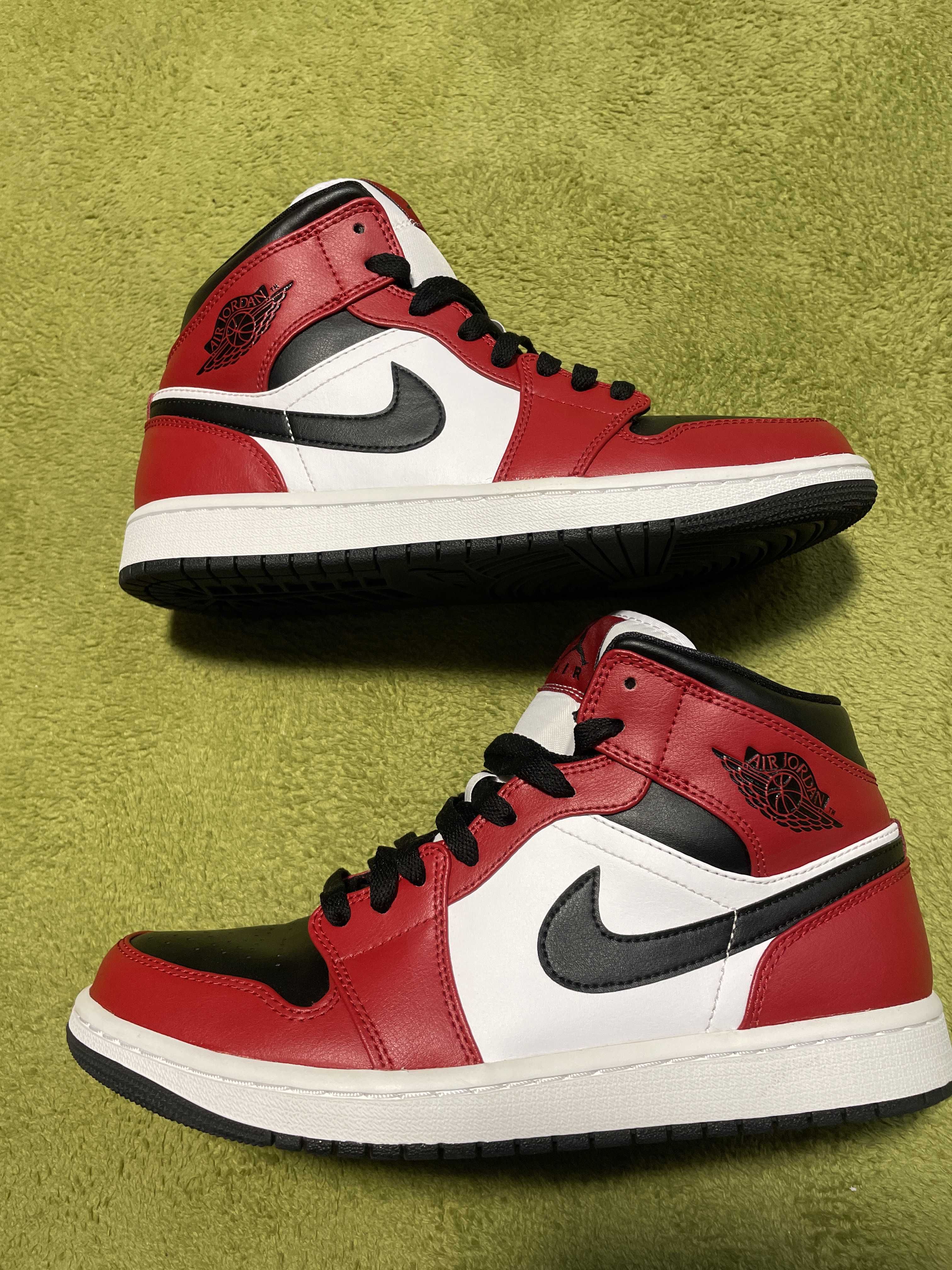 Nike Air Jordan 1 Mid "Chicago Black Toe"