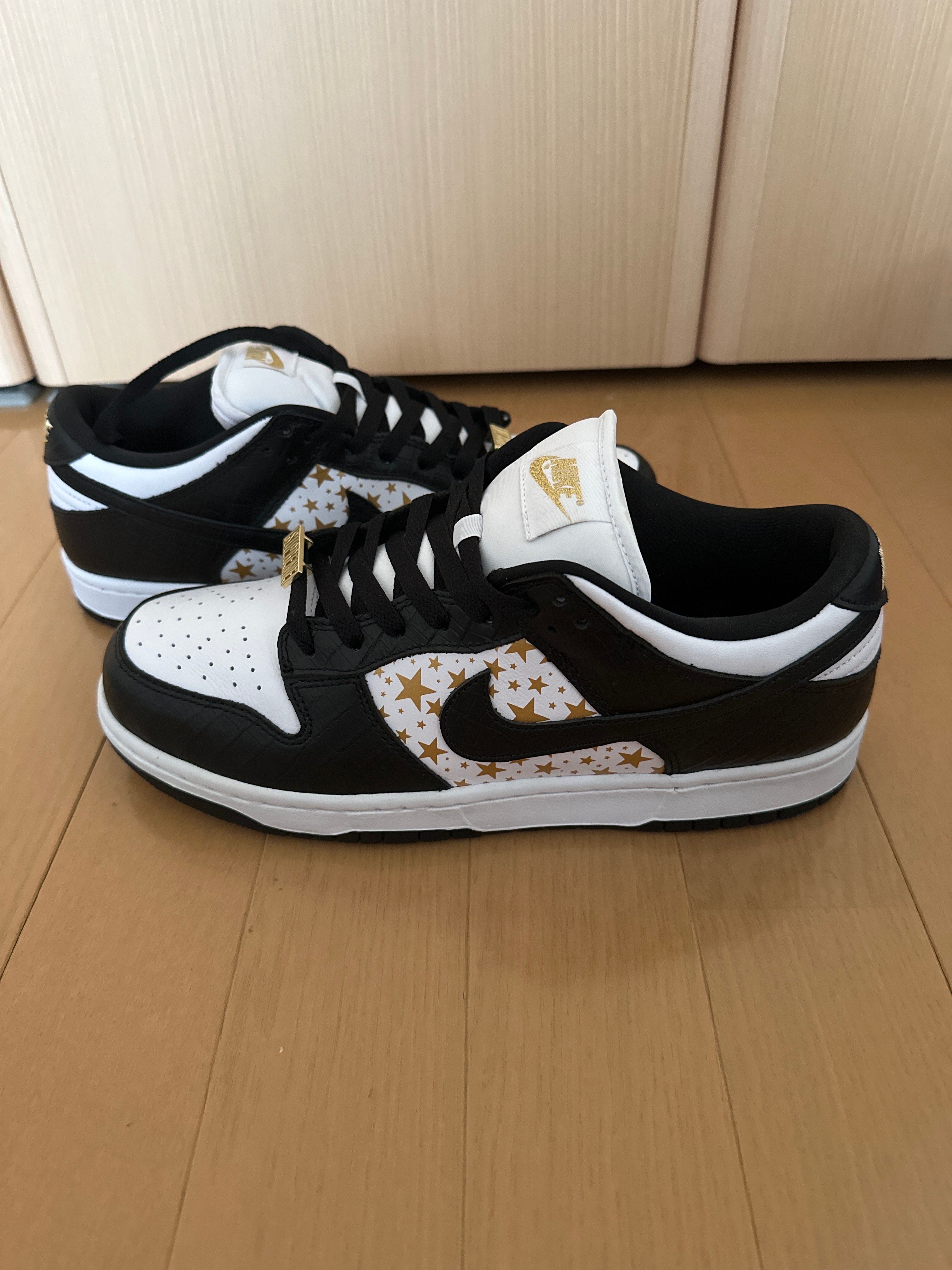 Supreme × Nike SB Dunk Low OG QS Gold Stars "White/Black"