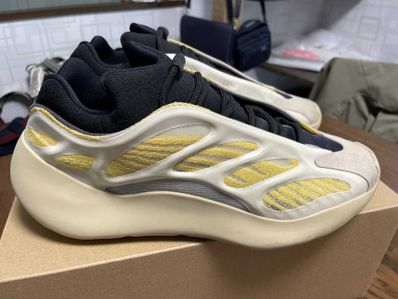 adidas YEEZY 700 V3 "Safflower"