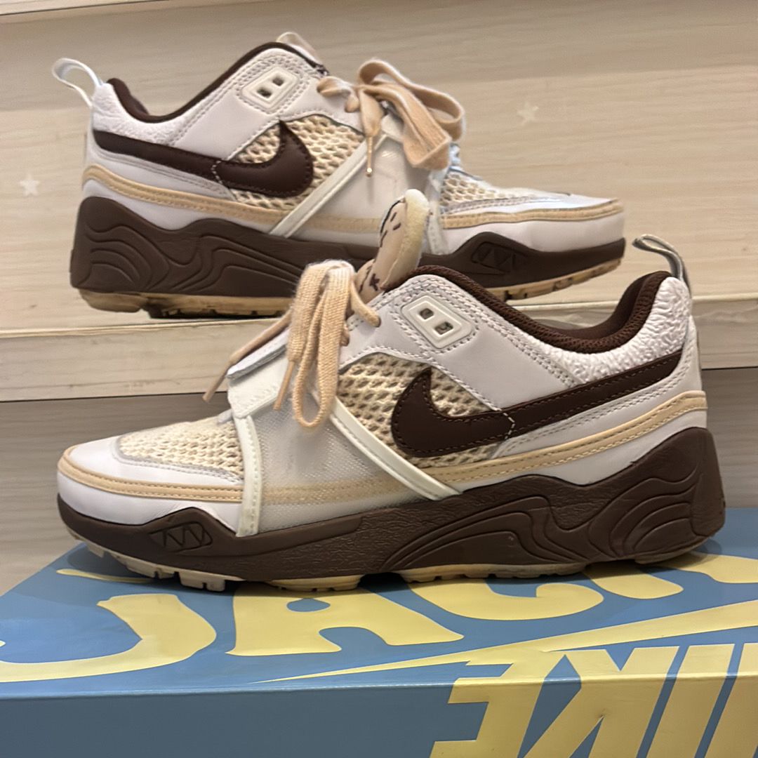 Travis Scott × Nike Zoom Field Jaxx "White and Light Chocolate"